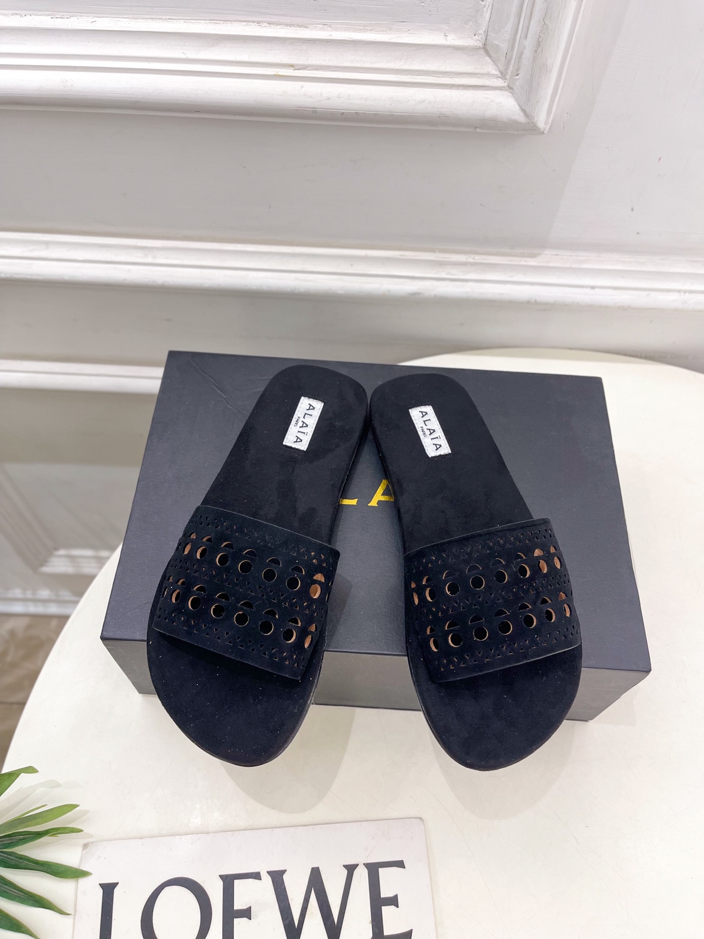 ALAÏA 阿莱亚25SS春夏新品 镂空平底懒人拖鞋—————————
Alaïa作为这两年最受欢迎的鬼