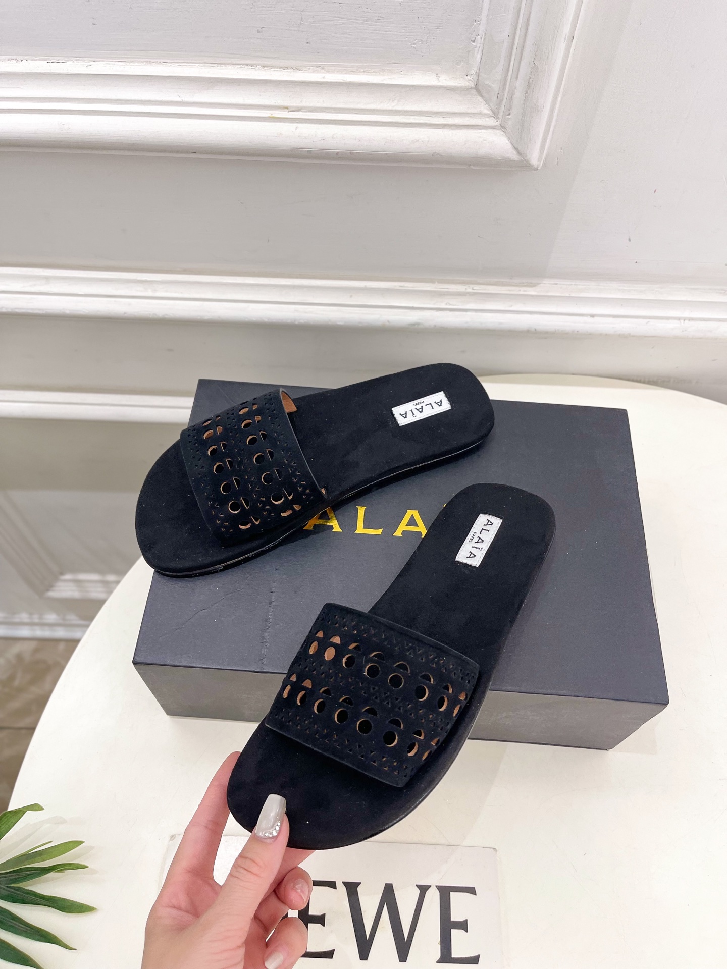 ALAÏA 阿莱亚25SS春夏新品 镂空平底懒人拖鞋—————————
Alaïa作为这两年最受欢迎的鬼