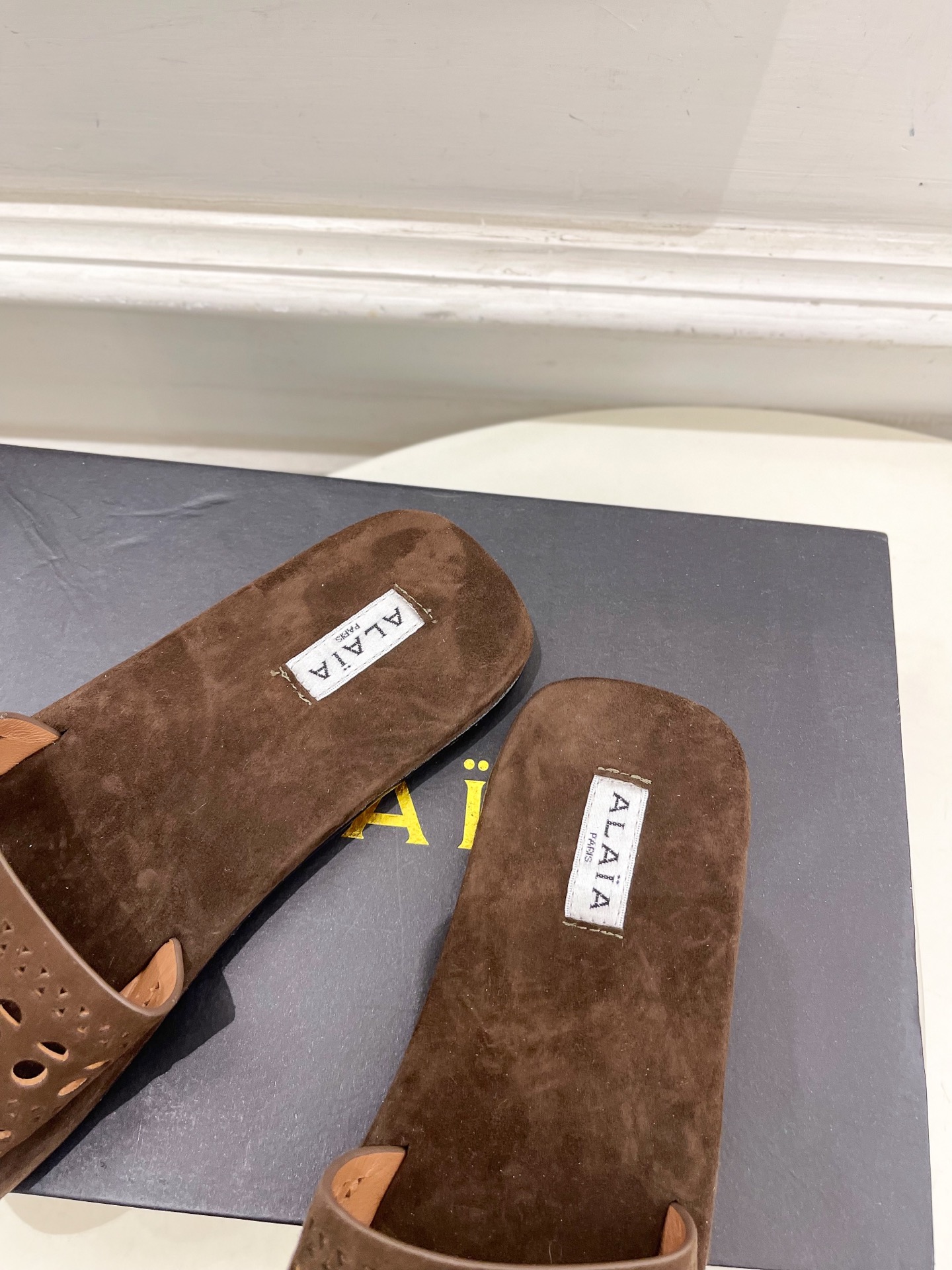 ALAÏA 阿莱亚25SS春夏新品 镂空平底懒人拖鞋—————————
Alaïa作为这两年最受欢迎的鬼