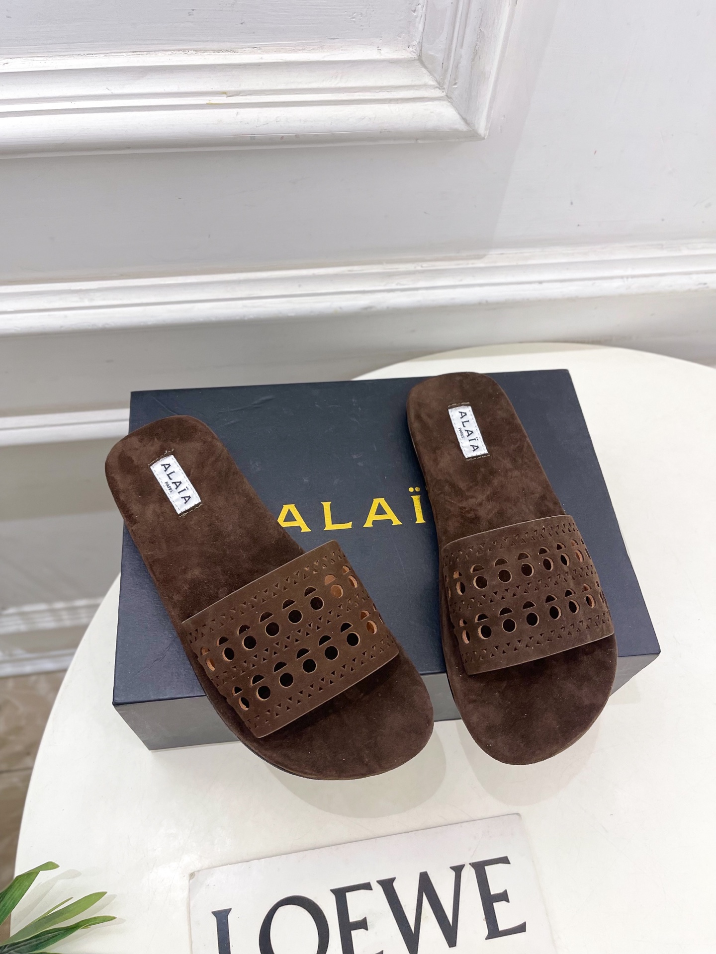 ALAÏA 阿莱亚25SS春夏新品 镂空平底懒人拖鞋—————————
Alaïa作为这两年最受欢迎的鬼