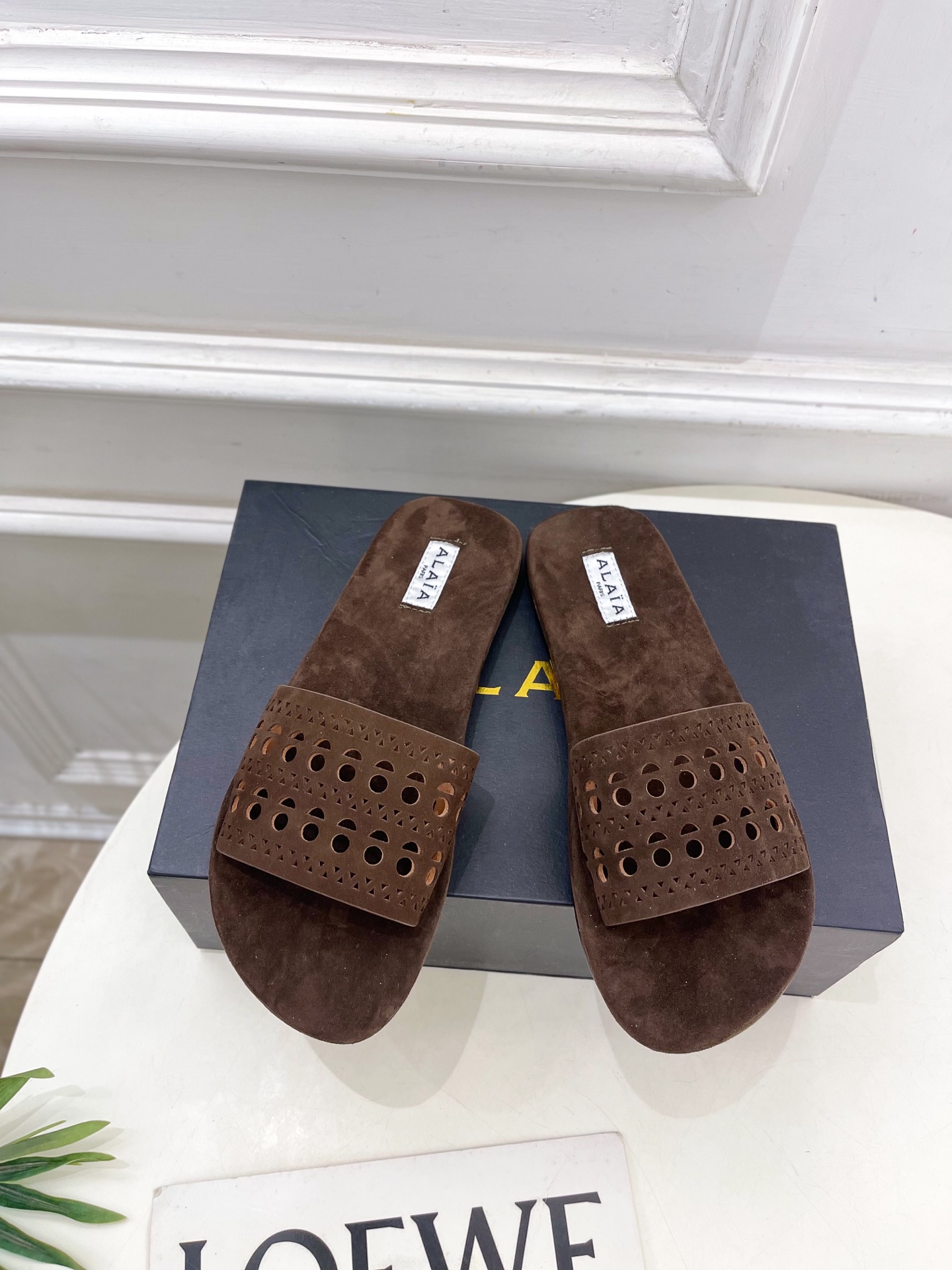 ALAÏA 阿莱亚25SS春夏新品 镂空平底懒人拖鞋—————————
Alaïa作为这两年最受欢迎的鬼