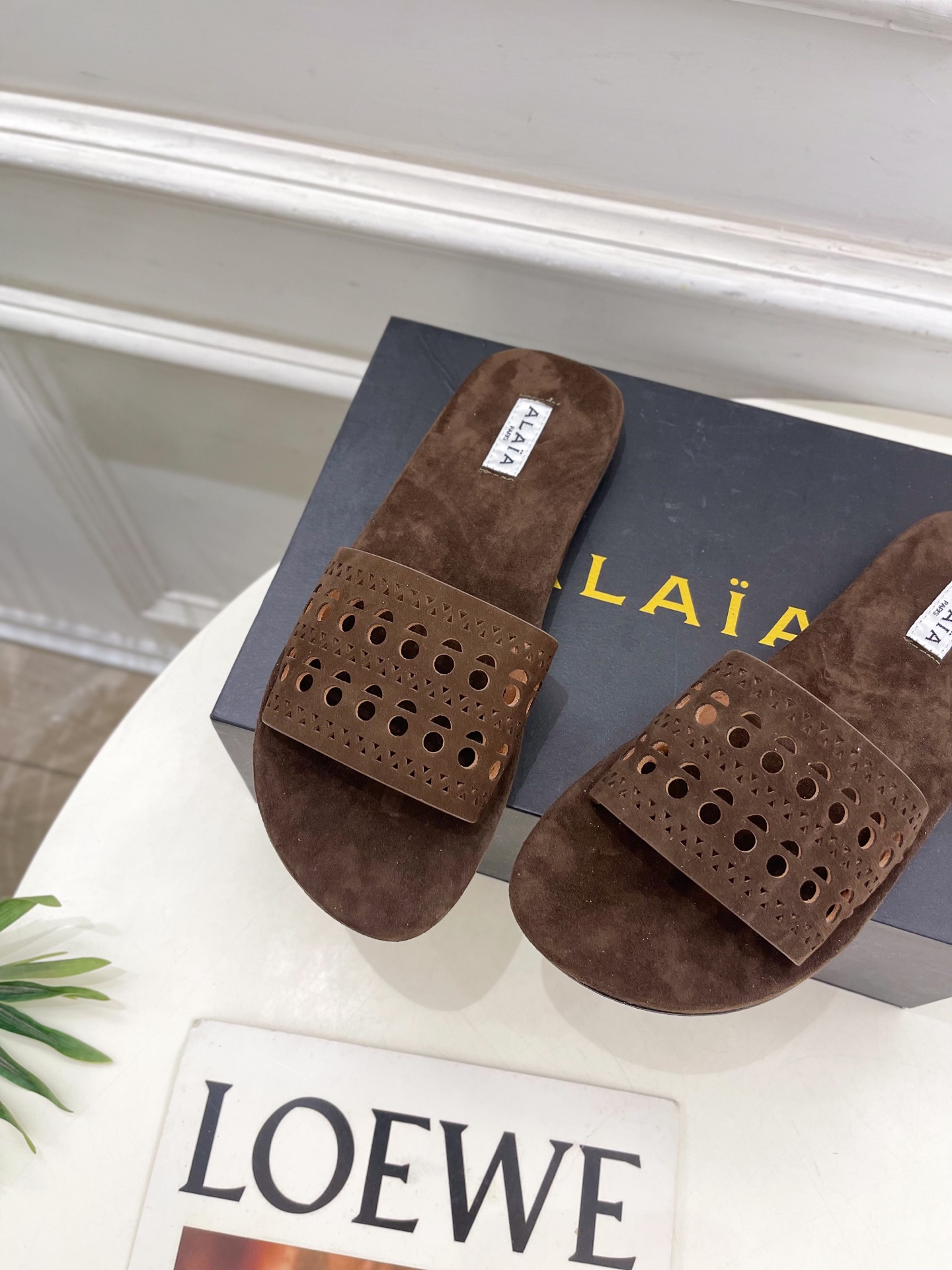 ALAÏA 阿莱亚25SS春夏新品 镂空平底懒人拖鞋—————————
Alaïa作为这两年最受欢迎的鬼