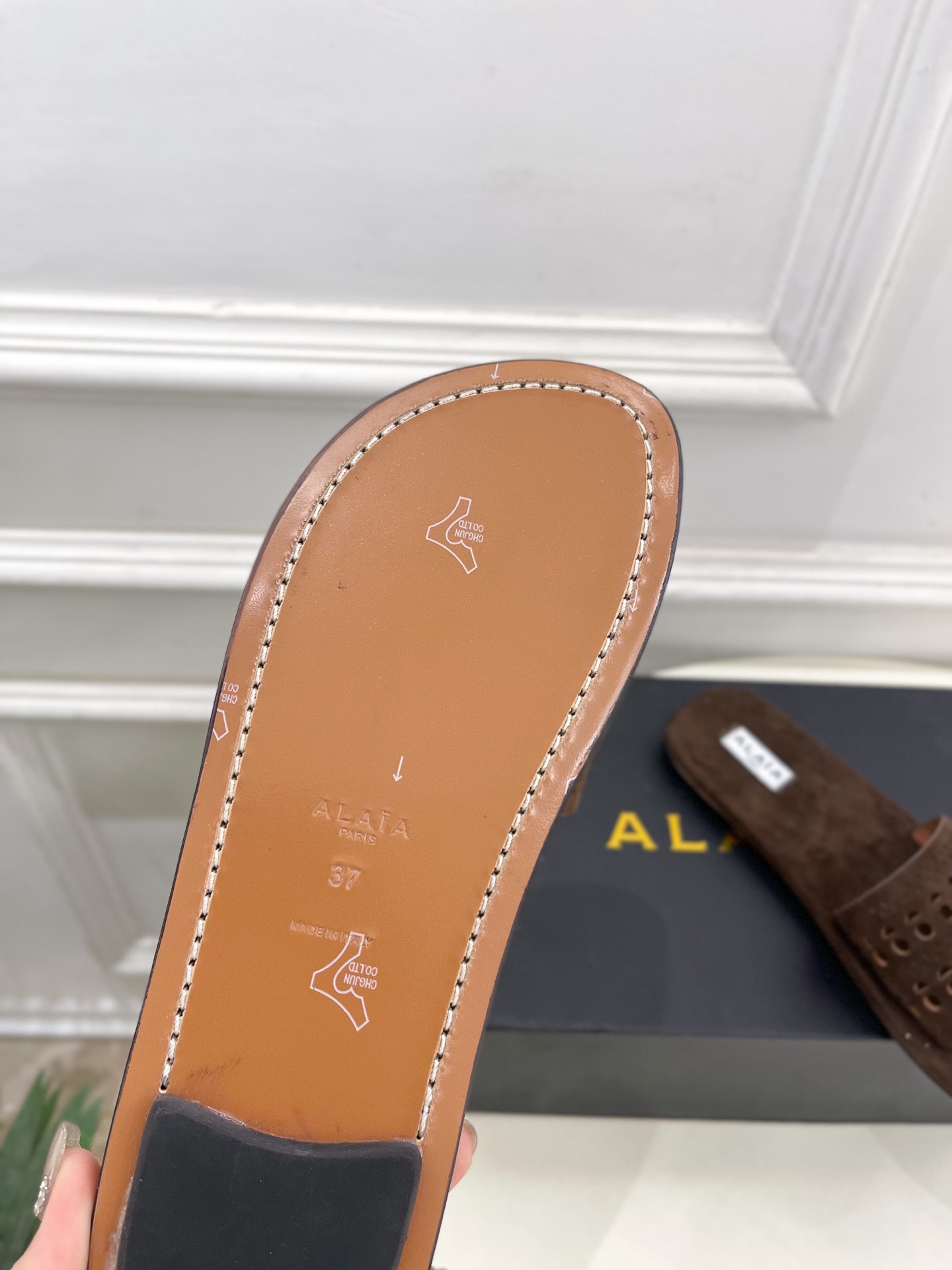 ALAÏA 阿莱亚25SS春夏新品 镂空平底懒人拖鞋—————————
Alaïa作为这两年最受欢迎的鬼