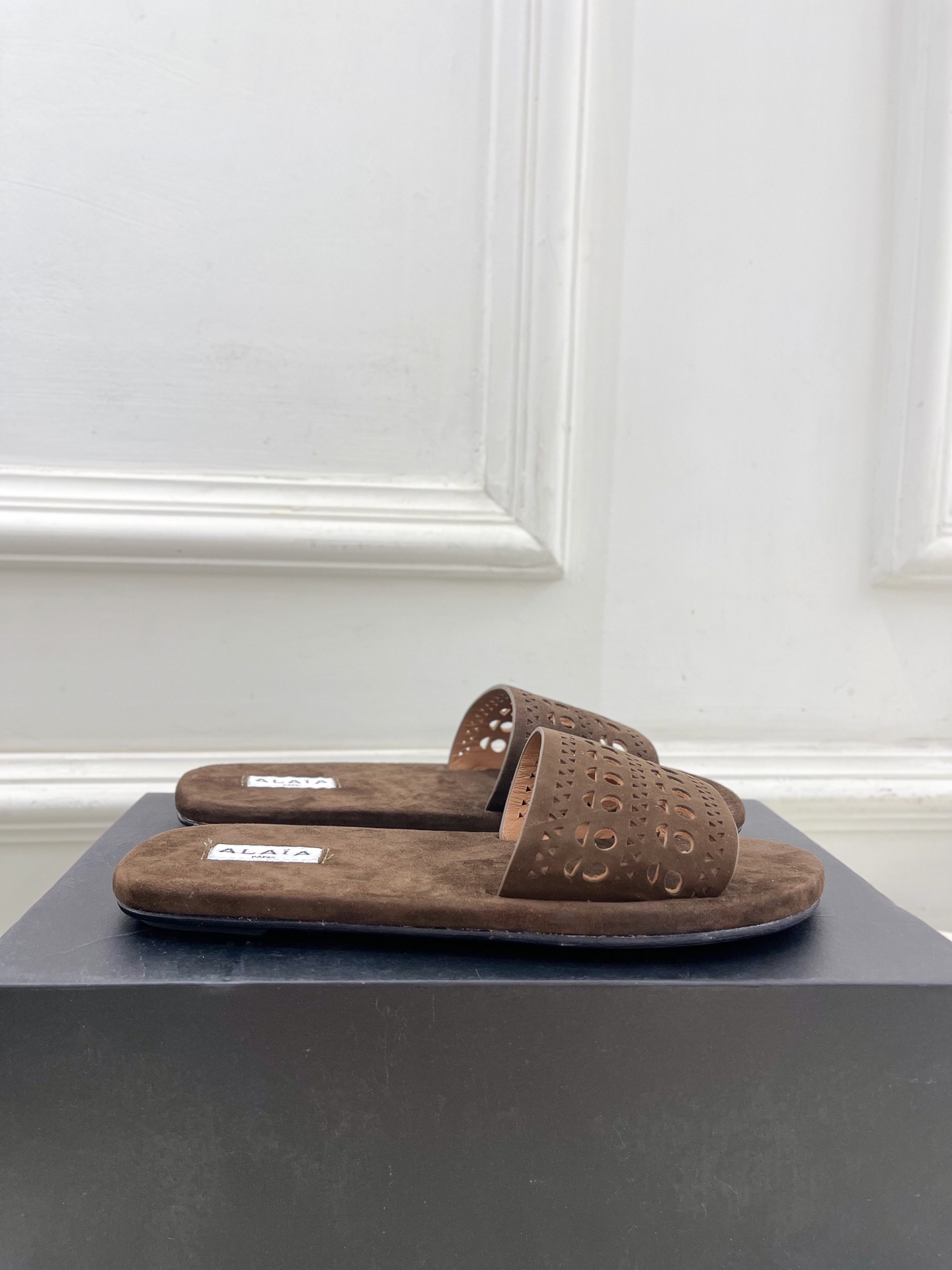 ALAÏA 阿莱亚25SS春夏新品 镂空平底懒人拖鞋—————————
Alaïa作为这两年最受欢迎的鬼