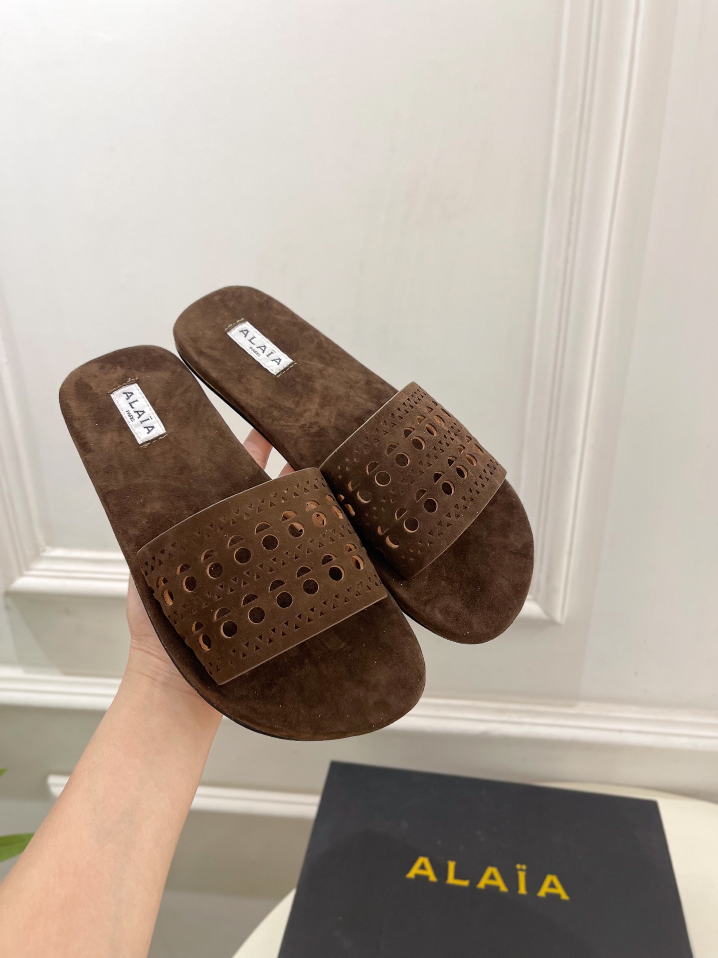 ALAÏA 阿莱亚25SS春夏新品 镂空平底懒人拖鞋—————————
Alaïa作为这两年最受欢迎的鬼