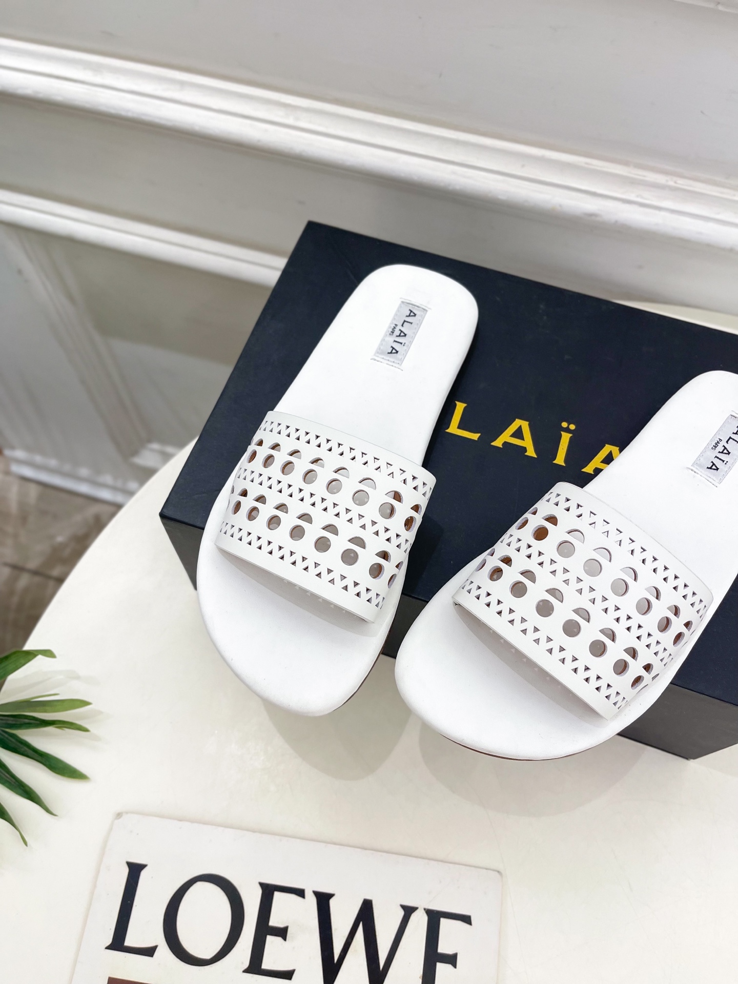 ALAÏA 阿莱亚25SS春夏新品 镂空平底懒人拖鞋—————————
Alaïa作为这两年最受欢迎的鬼