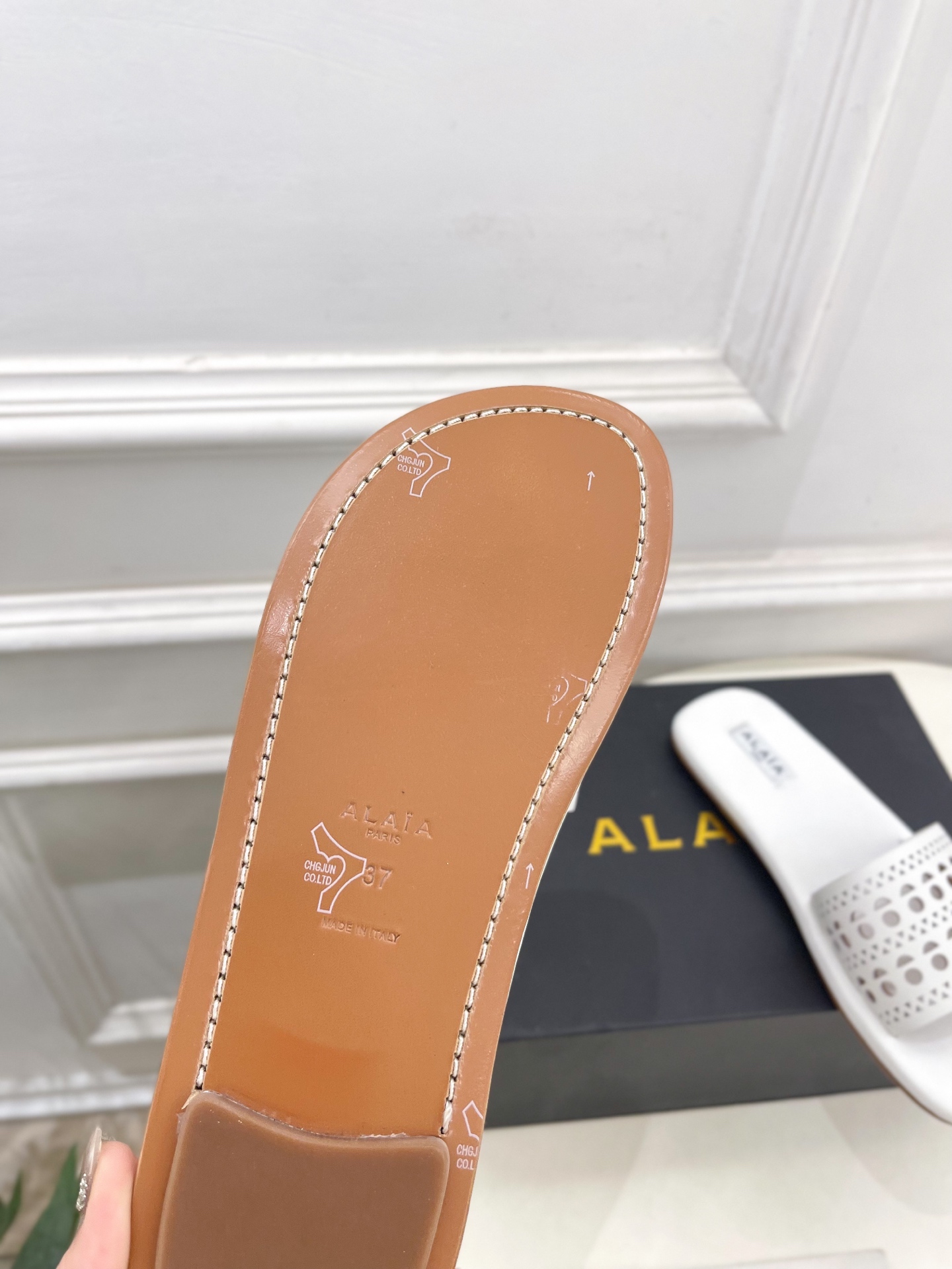 ALAÏA 阿莱亚25SS春夏新品 镂空平底懒人拖鞋—————————
Alaïa作为这两年最受欢迎的鬼