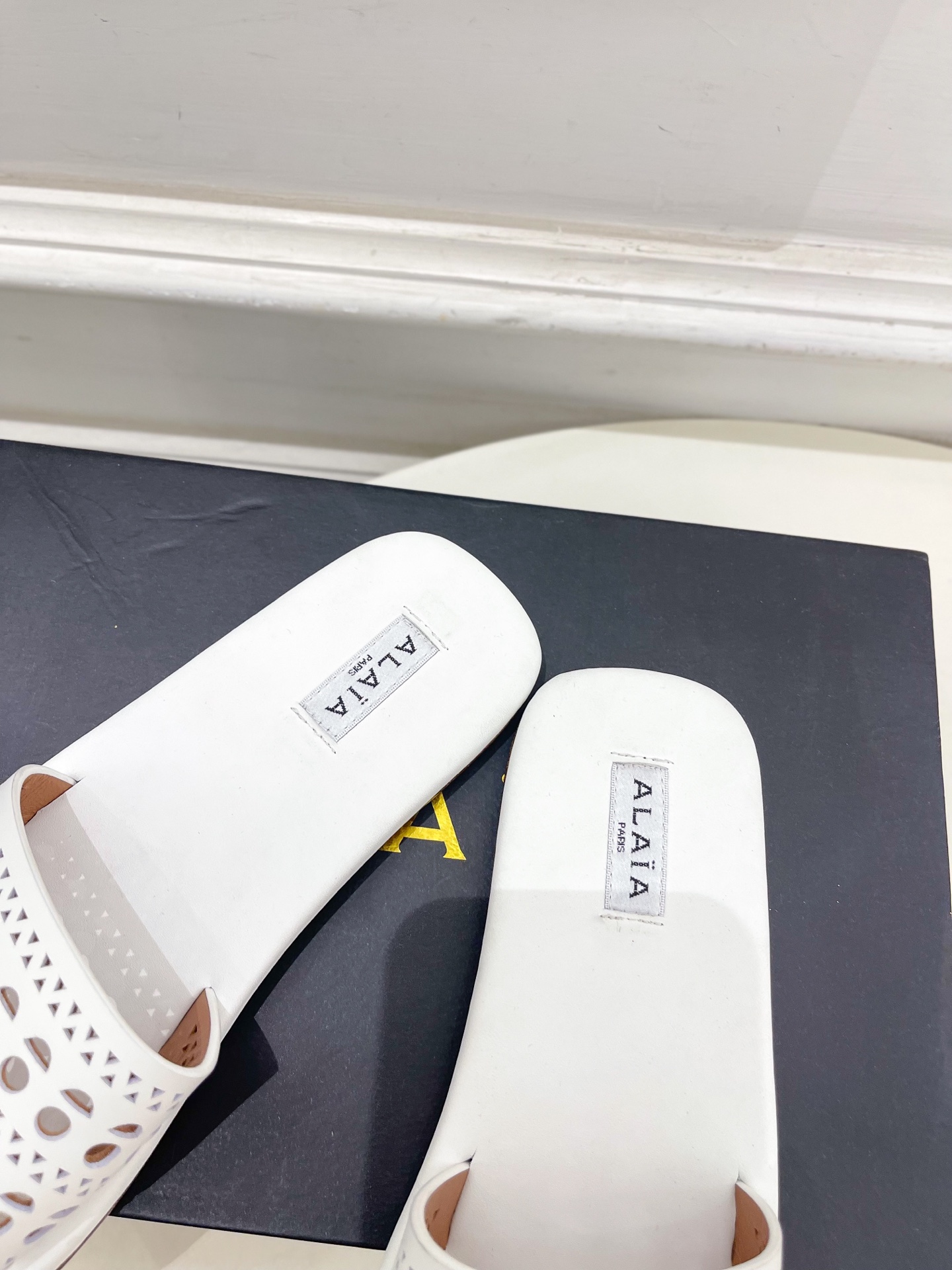 ALAÏA 阿莱亚25SS春夏新品 镂空平底懒人拖鞋—————————
Alaïa作为这两年最受欢迎的鬼