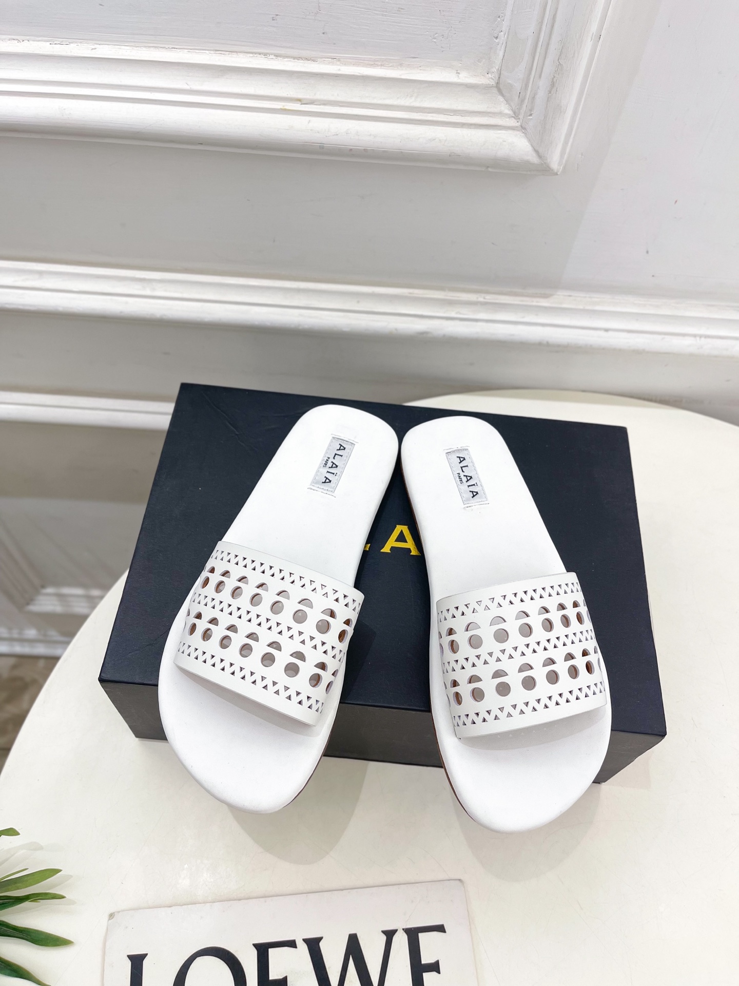 ALAÏA 阿莱亚25SS春夏新品 镂空平底懒人拖鞋—————————
Alaïa作为这两年最受欢迎的鬼