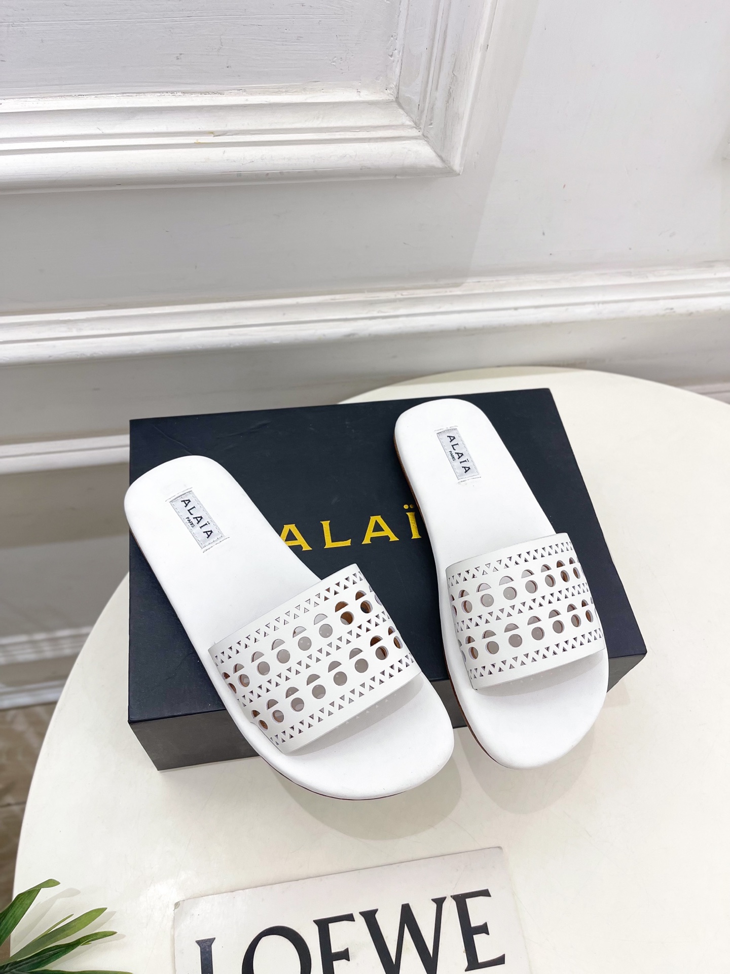 ALAÏA 阿莱亚25SS春夏新品 镂空平底懒人拖鞋—————————
Alaïa作为这两年最受欢迎的鬼