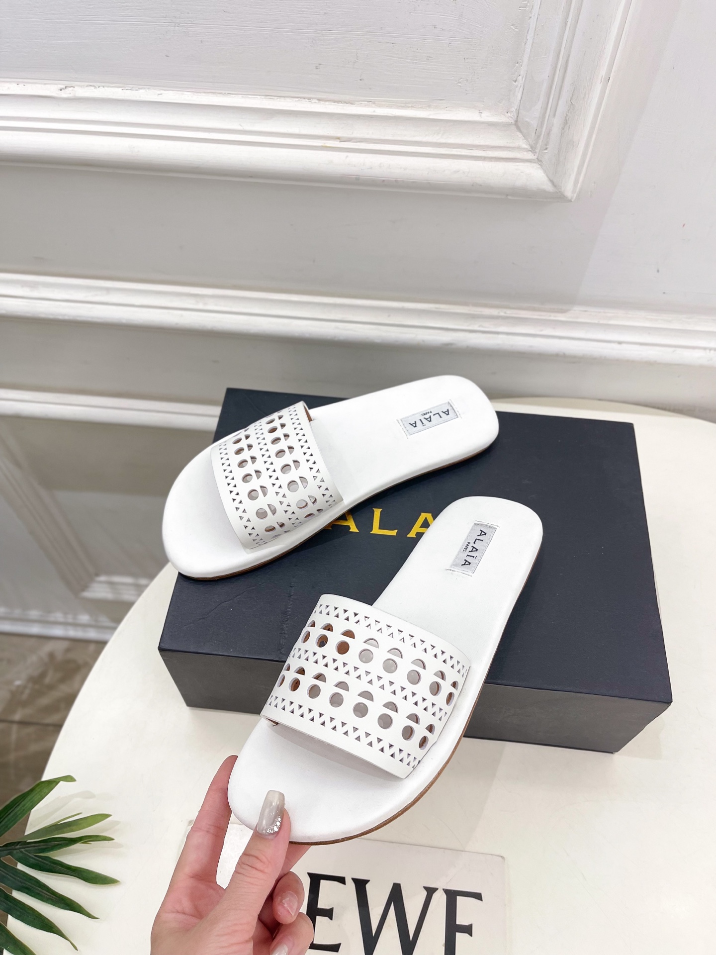 ALAÏA 阿莱亚25SS春夏新品 镂空平底懒人拖鞋—————————
Alaïa作为这两年最受欢迎的鬼