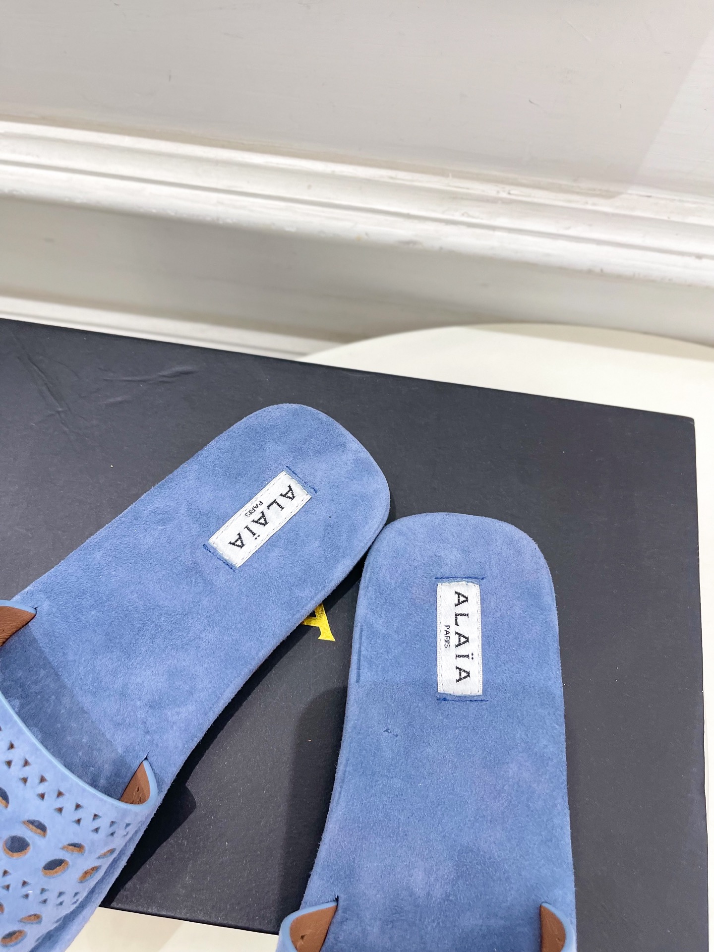 ALAÏA 阿莱亚25SS春夏新品 镂空平底懒人拖鞋—————————
Alaïa作为这两年最受欢迎的鬼