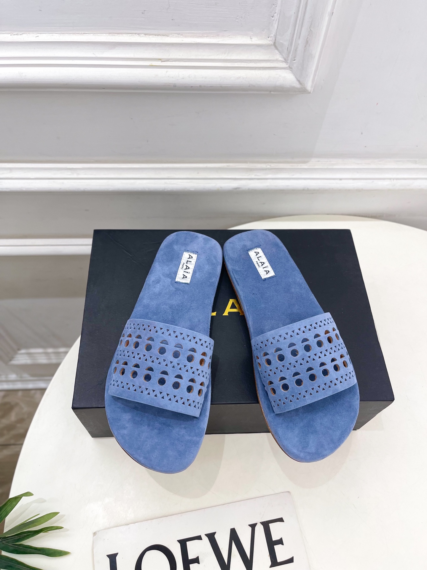 ALAÏA 阿莱亚25SS春夏新品 镂空平底懒人拖鞋—————————
Alaïa作为这两年最受欢迎的鬼