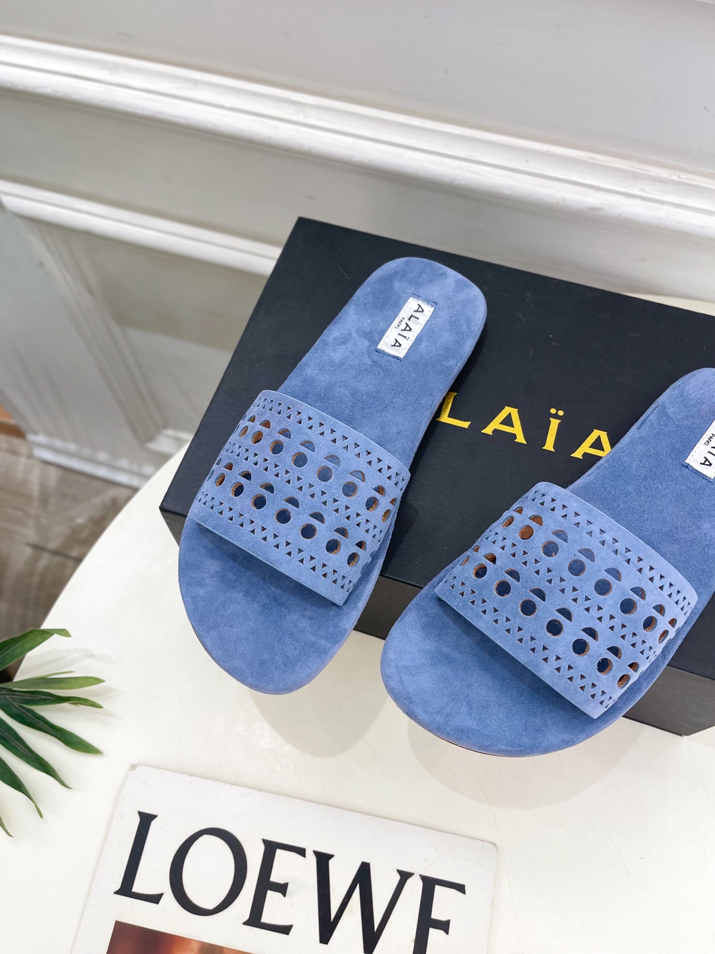 ALAÏA 阿莱亚25SS春夏新品 镂空平底懒人拖鞋—————————
Alaïa作为这两年最受欢迎的鬼