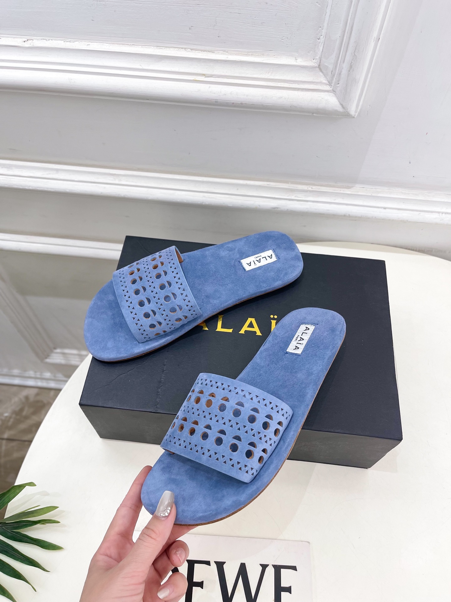 ALAÏA 阿莱亚25SS春夏新品 镂空平底懒人拖鞋—————————
Alaïa作为这两年最受欢迎的鬼