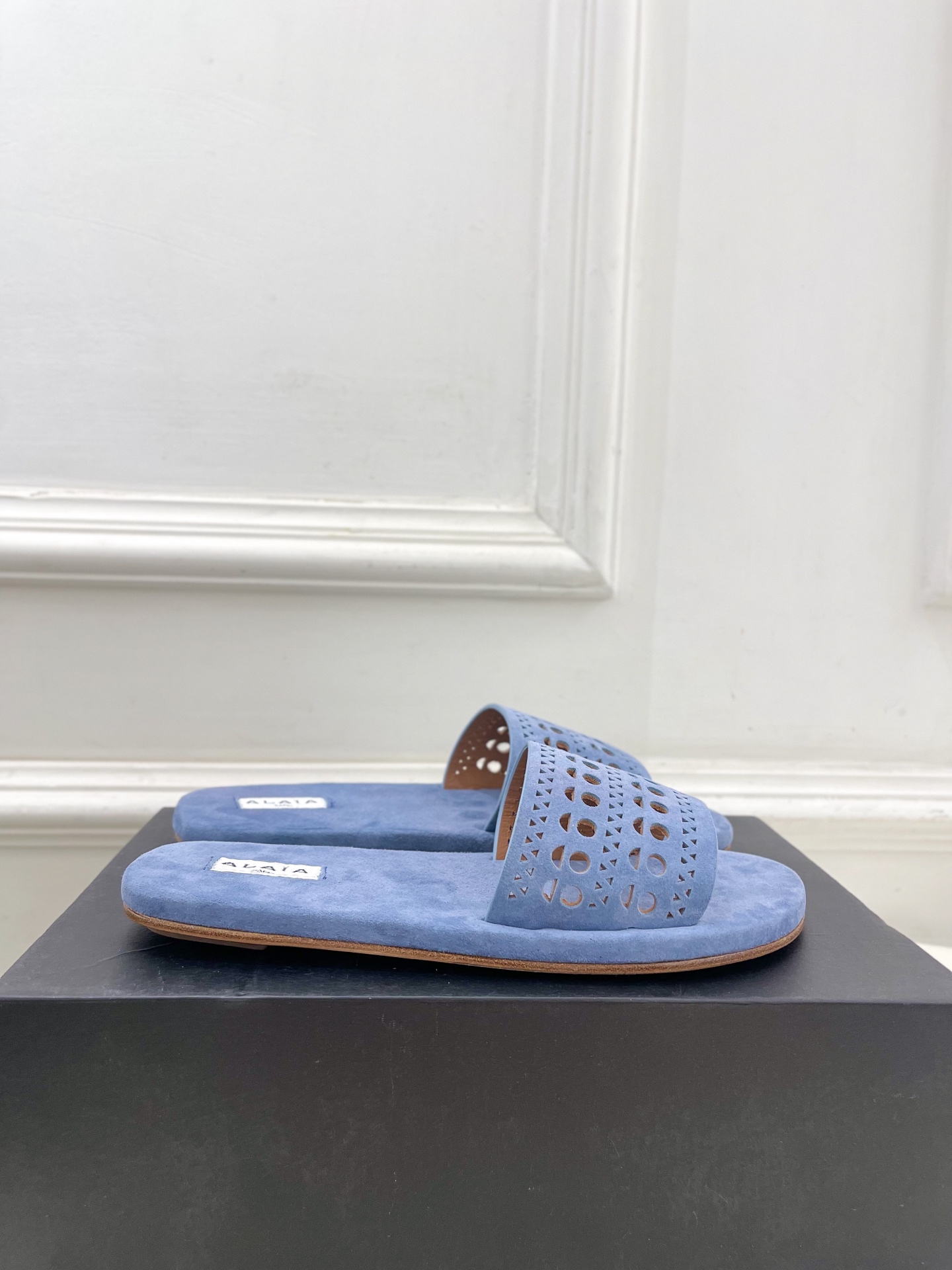 ALAÏA 阿莱亚25SS春夏新品 镂空平底懒人拖鞋—————————
Alaïa作为这两年最受欢迎的鬼