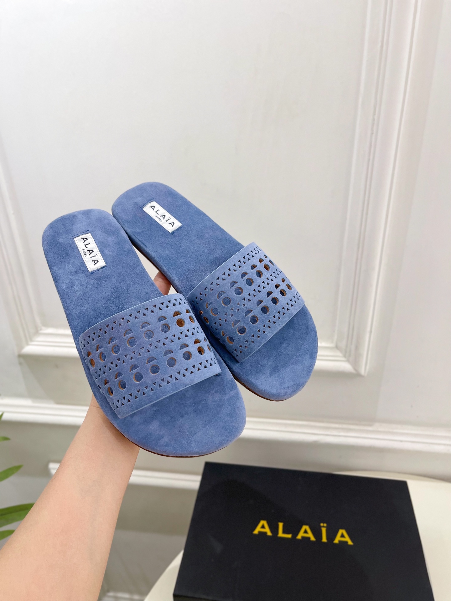 ALAÏA 阿莱亚25SS春夏新品 镂空平底懒人拖鞋—————————
Alaïa作为这两年最受欢迎的鬼