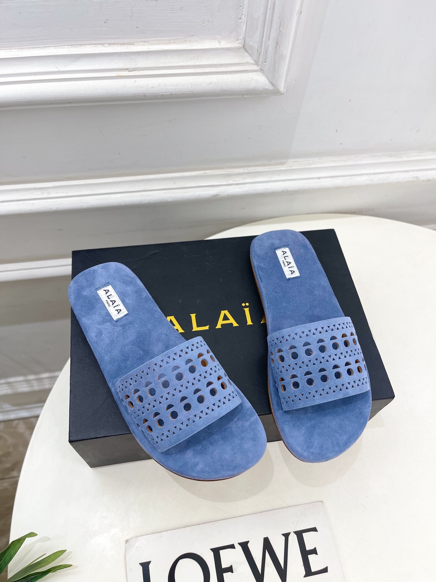 ALAÏA 阿莱亚25SS春夏新品 镂空平底懒人拖鞋—————————
Alaïa作为这两年最受欢迎的鬼