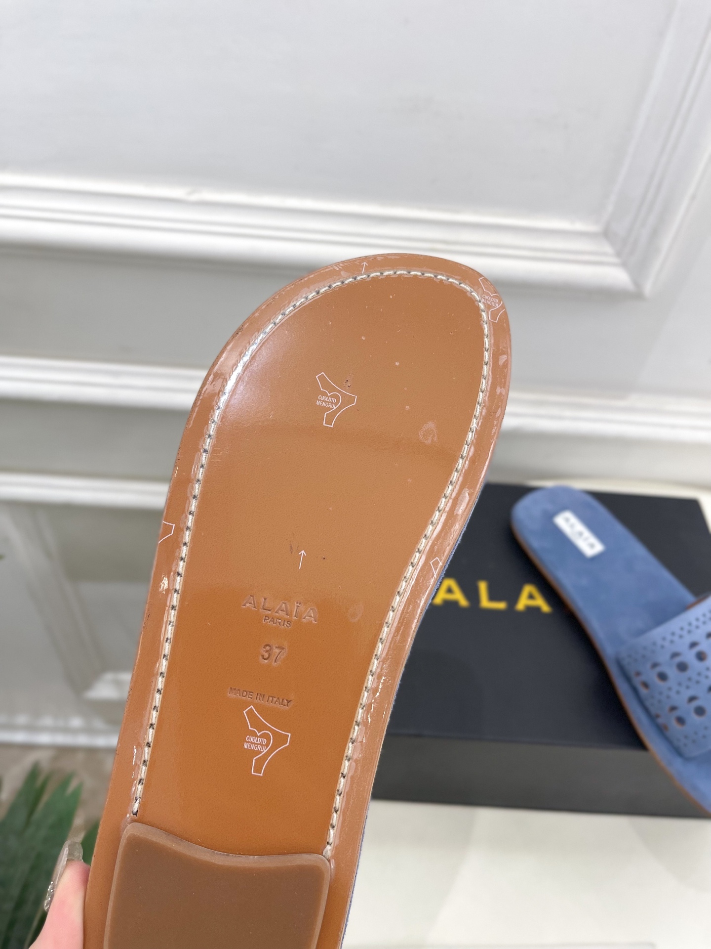 ALAÏA 阿莱亚25SS春夏新品 镂空平底懒人拖鞋—————————
Alaïa作为这两年最受欢迎的鬼