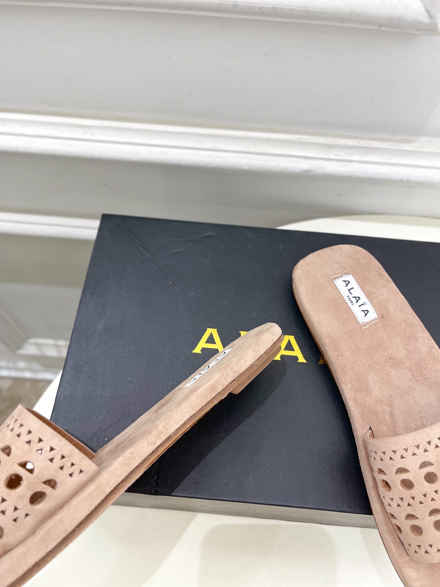 ALAÏA 阿莱亚25SS春夏新品 镂空平底懒人拖鞋—————————
Alaïa作为这两年最受欢迎的鬼