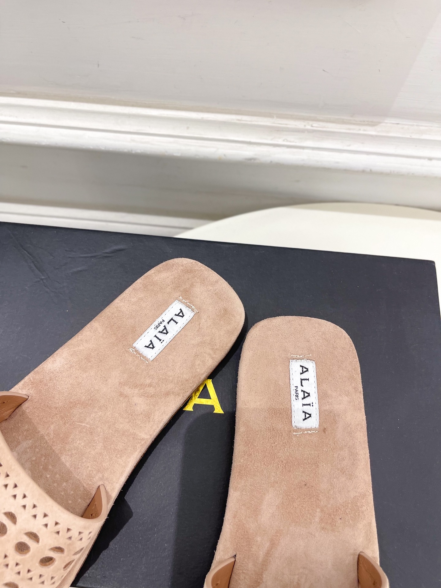 ALAÏA 阿莱亚25SS春夏新品 镂空平底懒人拖鞋—————————
Alaïa作为这两年最受欢迎的鬼