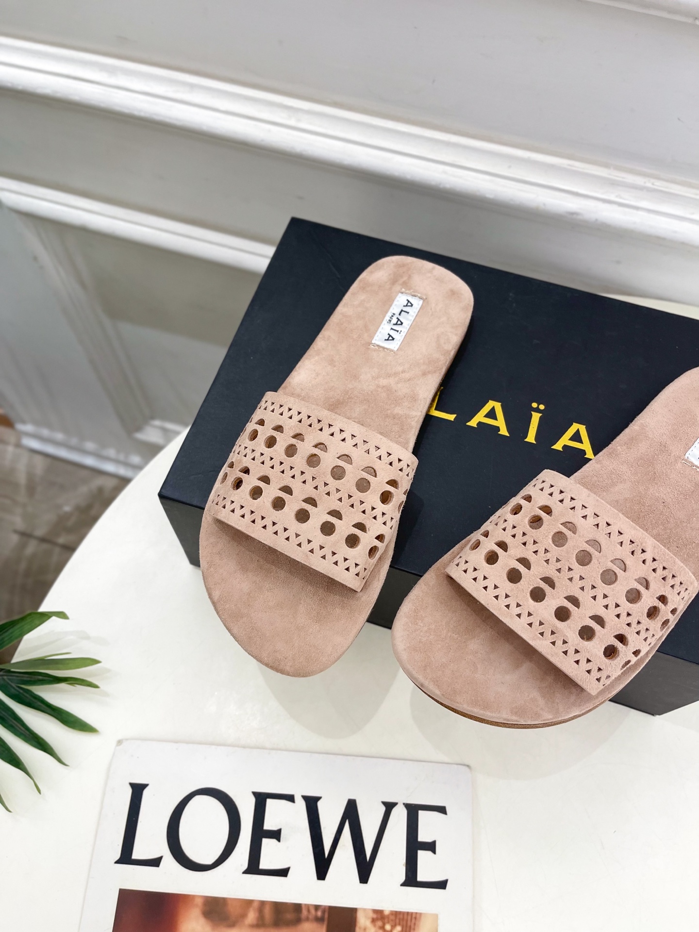 ALAÏA 阿莱亚25SS春夏新品 镂空平底懒人拖鞋—————————
Alaïa作为这两年最受欢迎的鬼