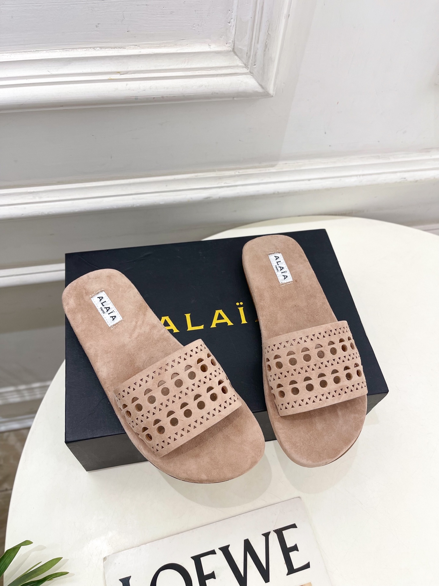 ALAÏA 阿莱亚25SS春夏新品 镂空平底懒人拖鞋—————————
Alaïa作为这两年最受欢迎的鬼