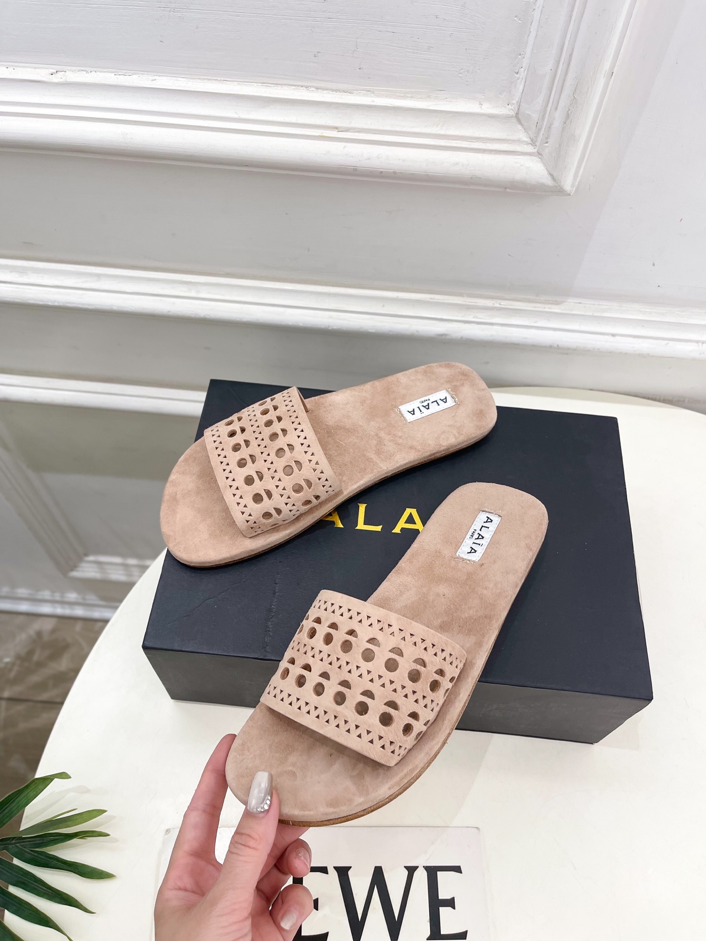 ALAÏA 阿莱亚25SS春夏新品 镂空平底懒人拖鞋—————————
Alaïa作为这两年最受欢迎的鬼