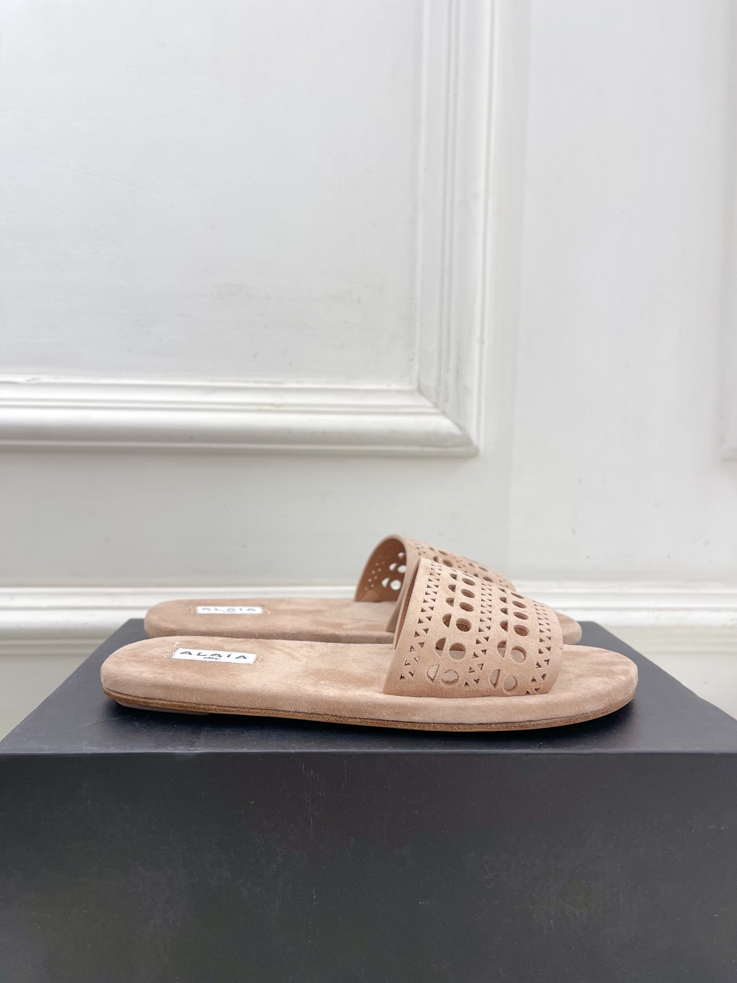 ALAÏA 阿莱亚25SS春夏新品 镂空平底懒人拖鞋—————————
Alaïa作为这两年最受欢迎的鬼