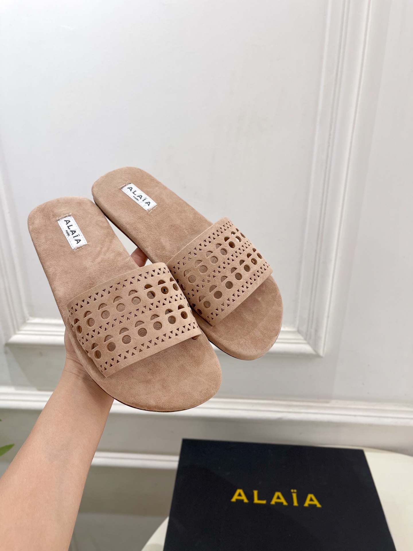 ALAÏA 阿莱亚25SS春夏新品 镂空平底懒人拖鞋—————————
Alaïa作为这两年最受欢迎的鬼