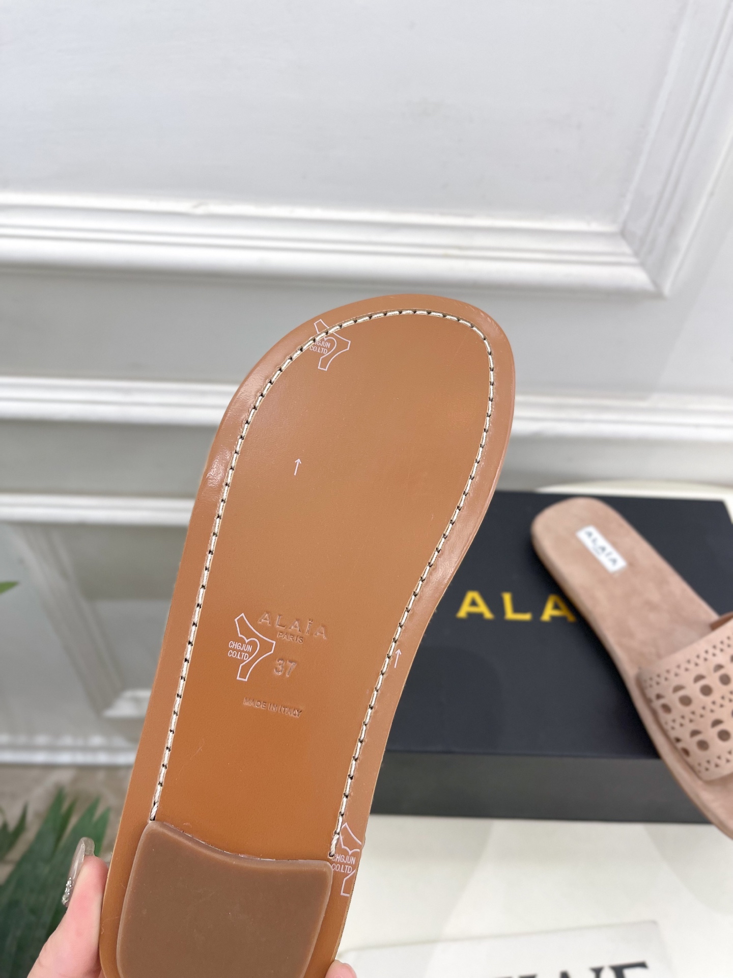 ALAÏA 阿莱亚25SS春夏新品 镂空平底懒人拖鞋—————————
Alaïa作为这两年最受欢迎的鬼