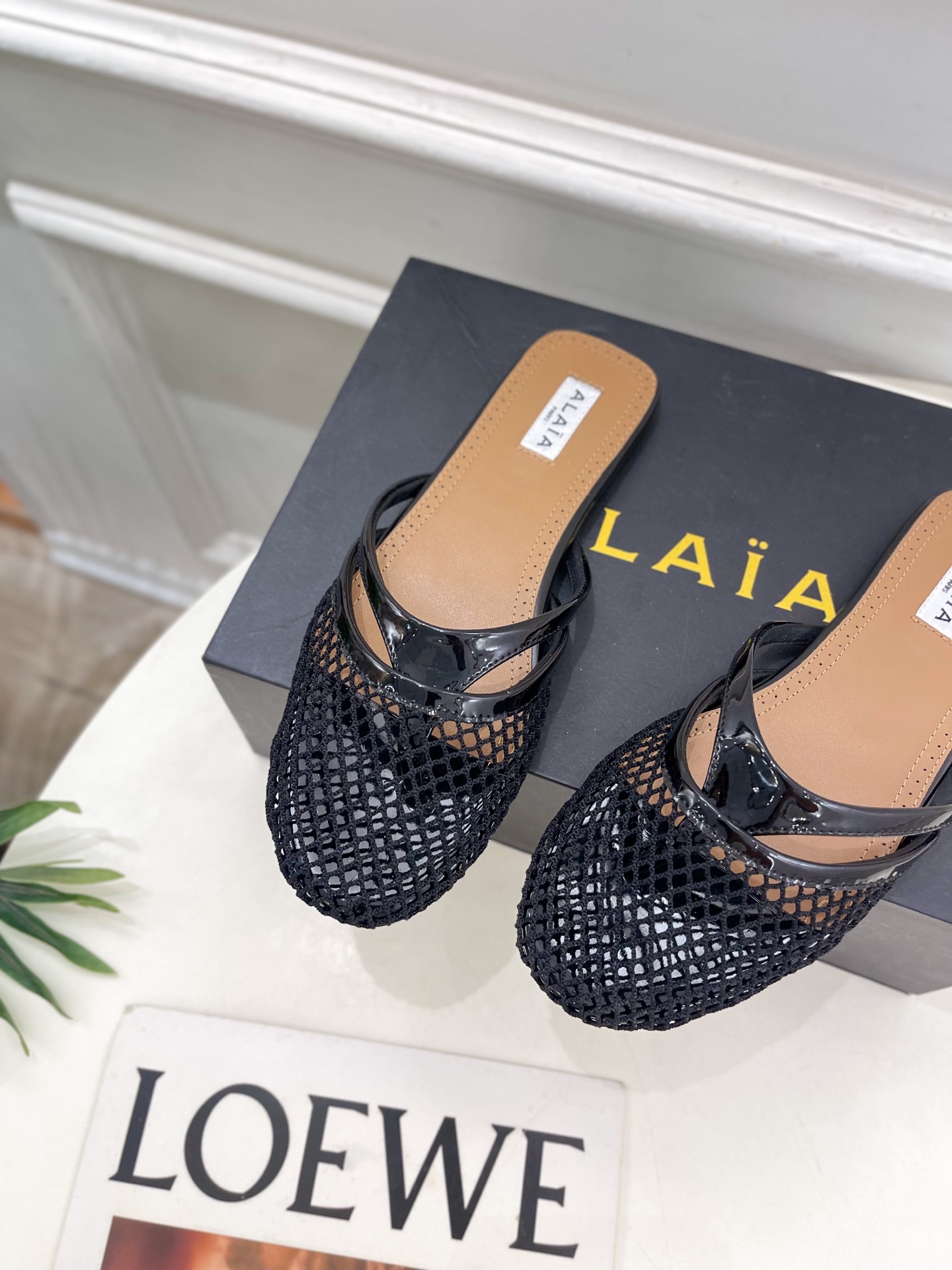 ALAÏA 阿莱亚25SS春夏新品 平底渔网人字拖穆勒鞋
—————————
Alaïa作为这两年最受欢