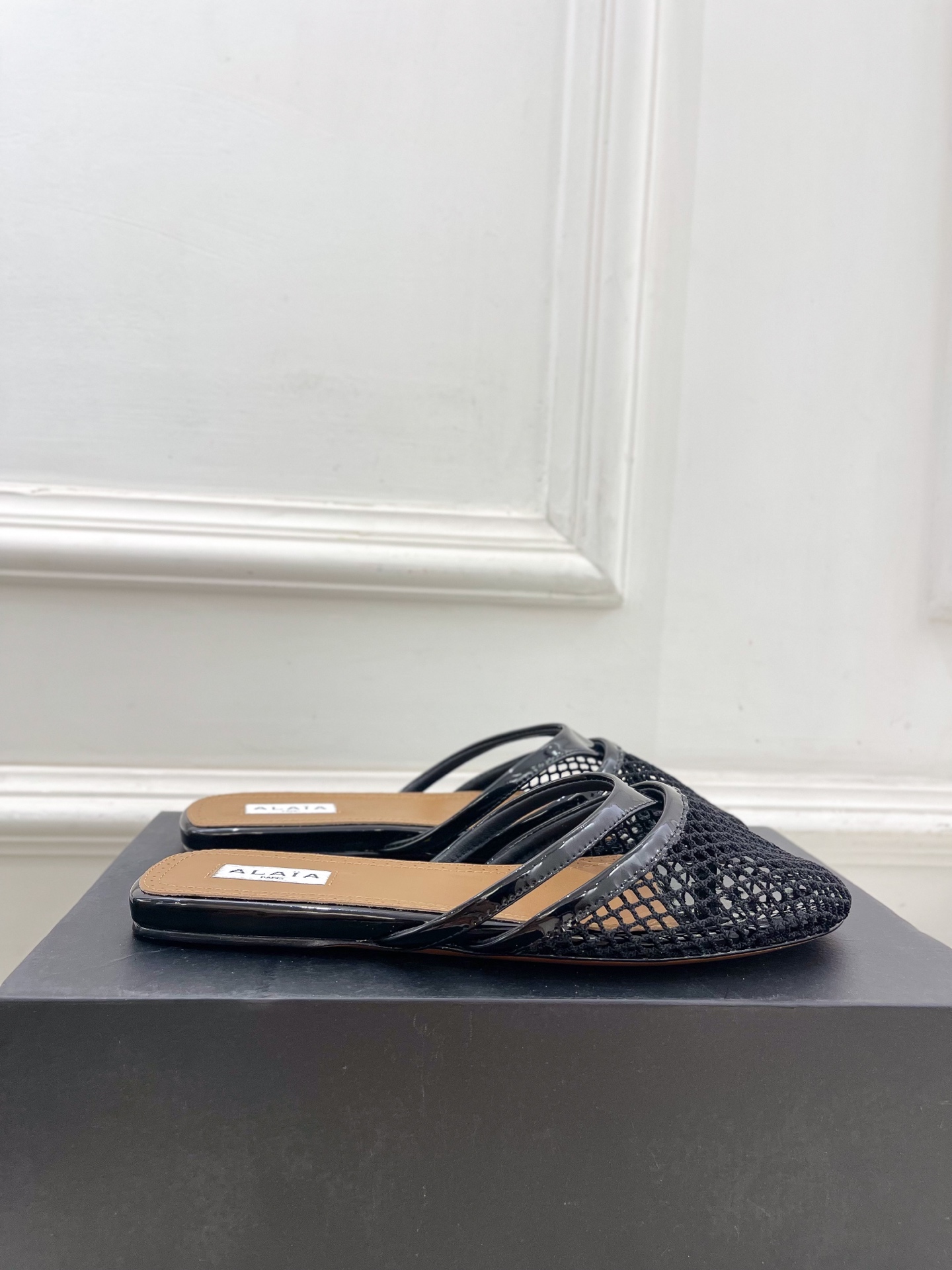 ALAÏA 阿莱亚25SS春夏新品 平底渔网人字拖穆勒鞋
—————————
Alaïa作为这两年最受欢