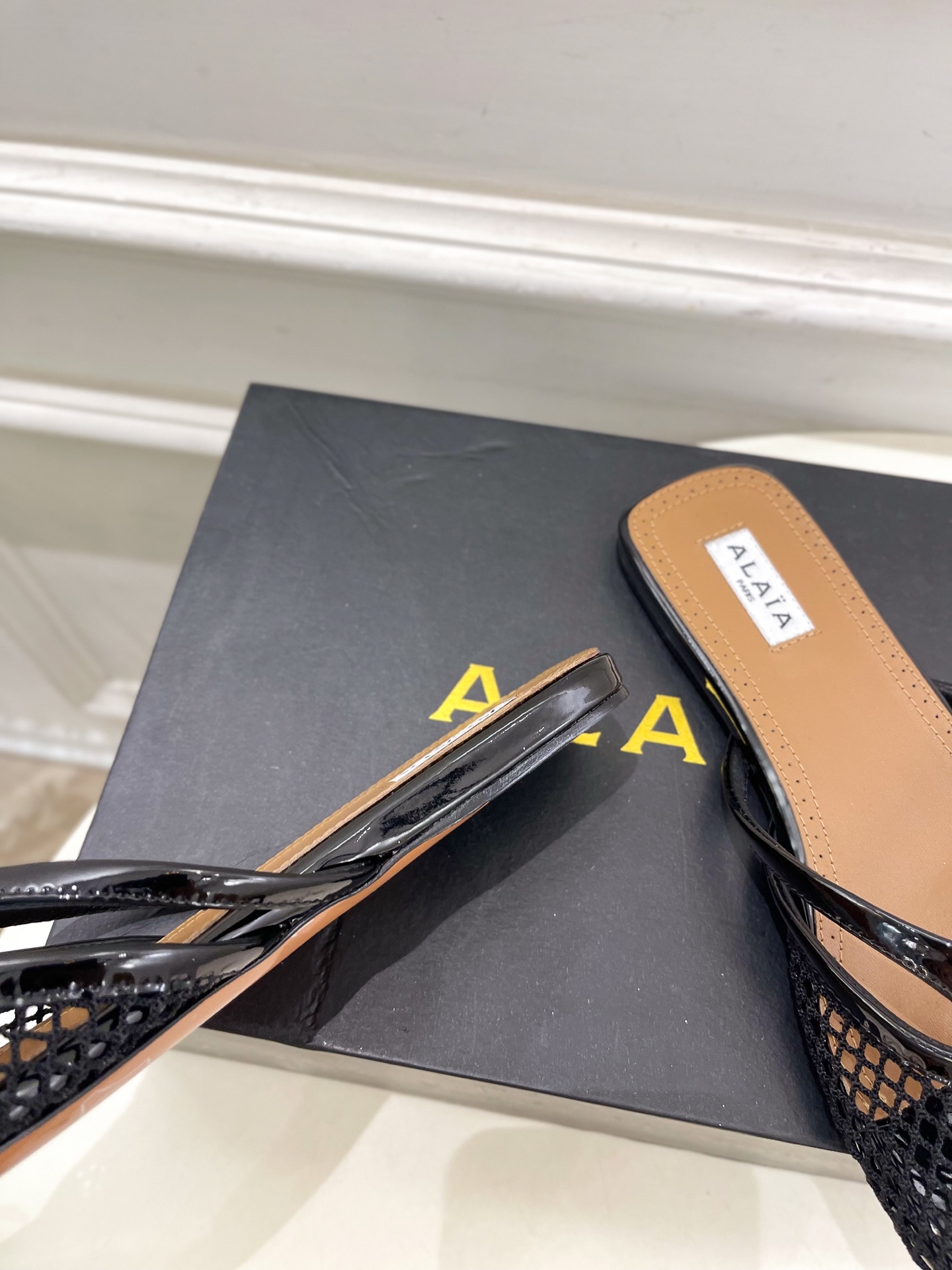 ALAÏA 阿莱亚25SS春夏新品 平底渔网人字拖穆勒鞋
—————————
Alaïa作为这两年最受欢