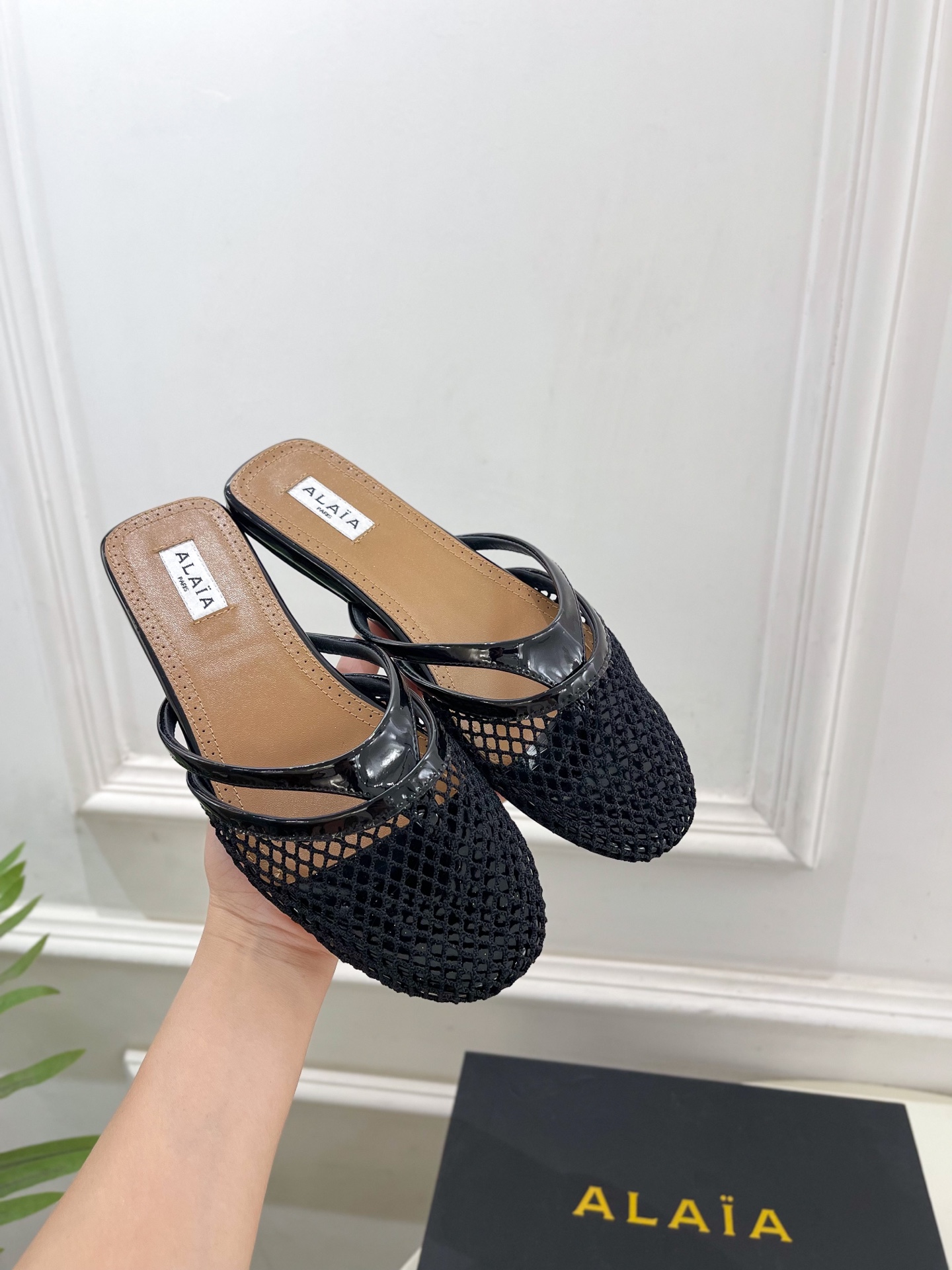 ALAÏA 阿莱亚25SS春夏新品 平底渔网人字拖穆勒鞋
—————————
Alaïa作为这两年最受欢