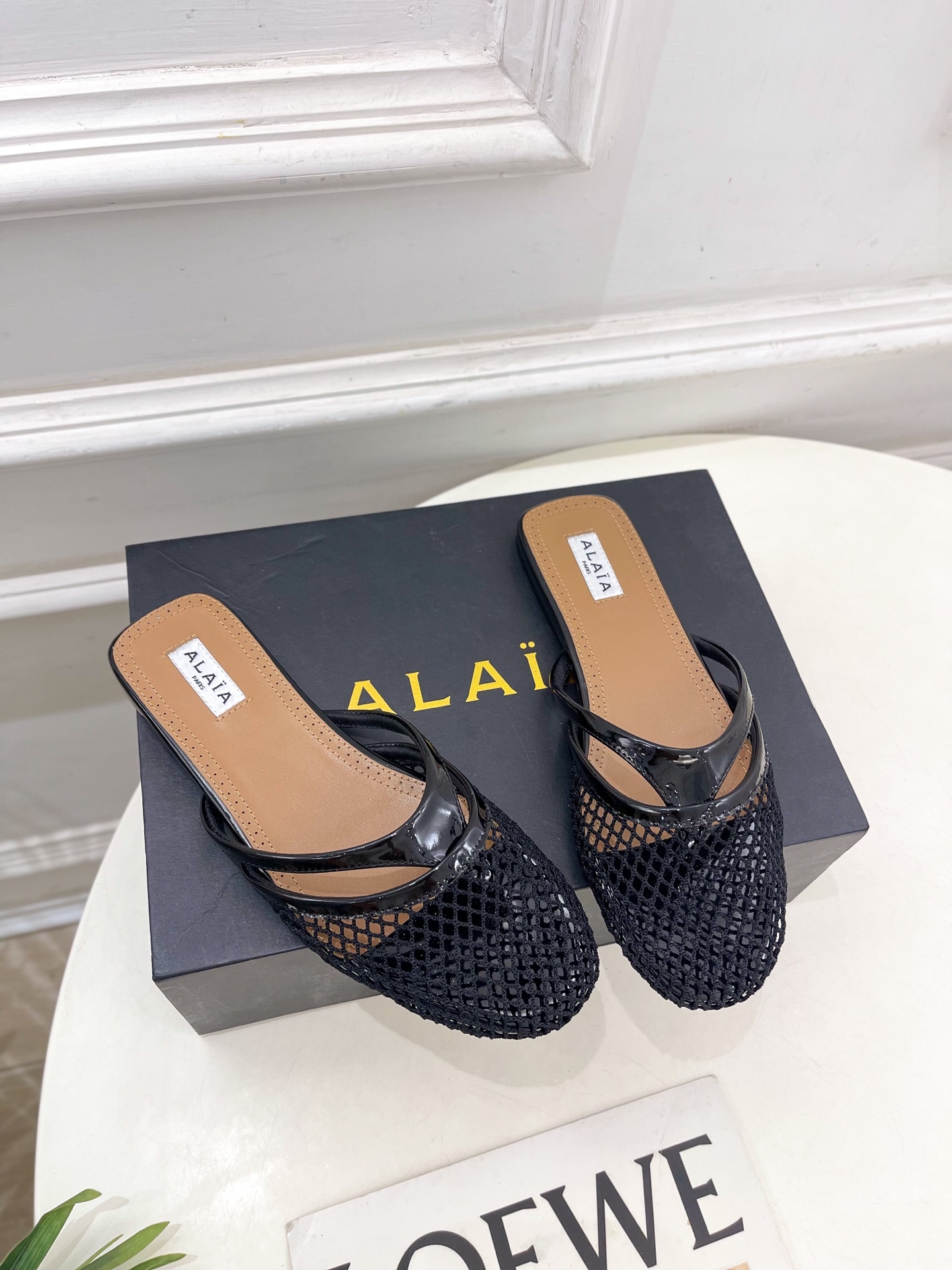 ALAÏA 阿莱亚25SS春夏新品 平底渔网人字拖穆勒鞋
—————————
Alaïa作为这两年最受欢