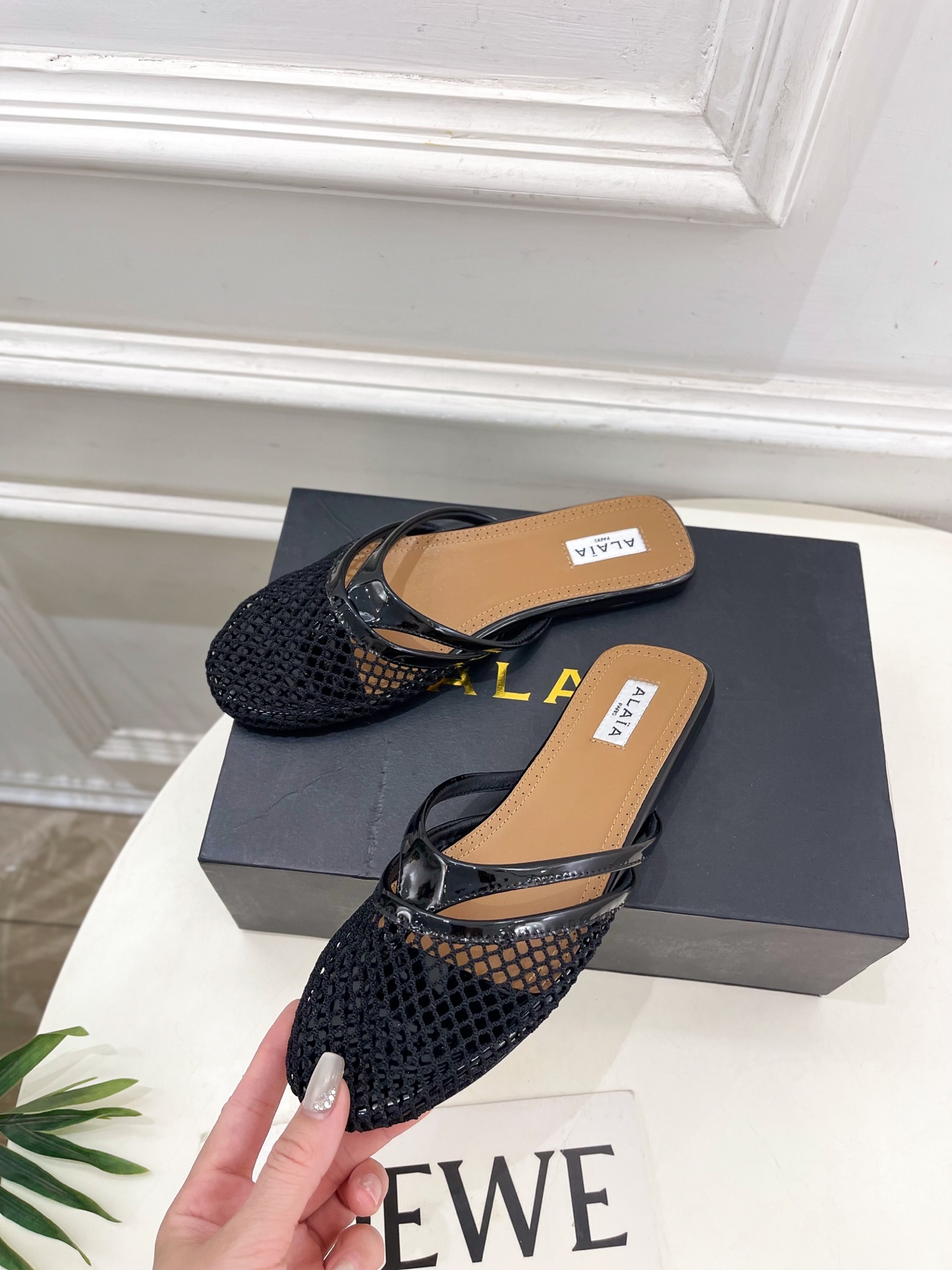 ALAÏA 阿莱亚25SS春夏新品 平底渔网人字拖穆勒鞋
—————————
Alaïa作为这两年最受欢