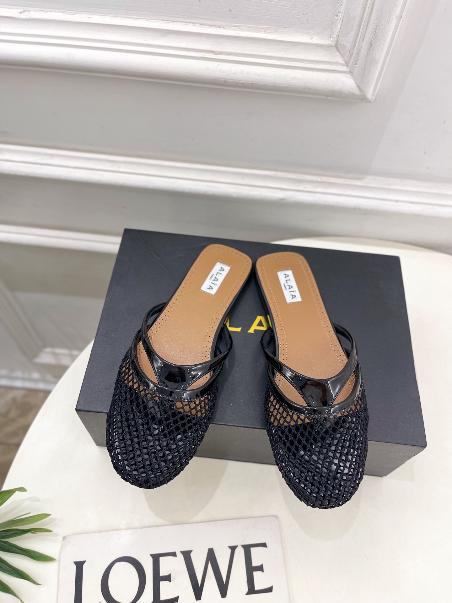 ALAÏA 阿莱亚25SS春夏新品 平底渔网人字拖穆勒鞋
—————————
Alaïa作为这两年最受欢
