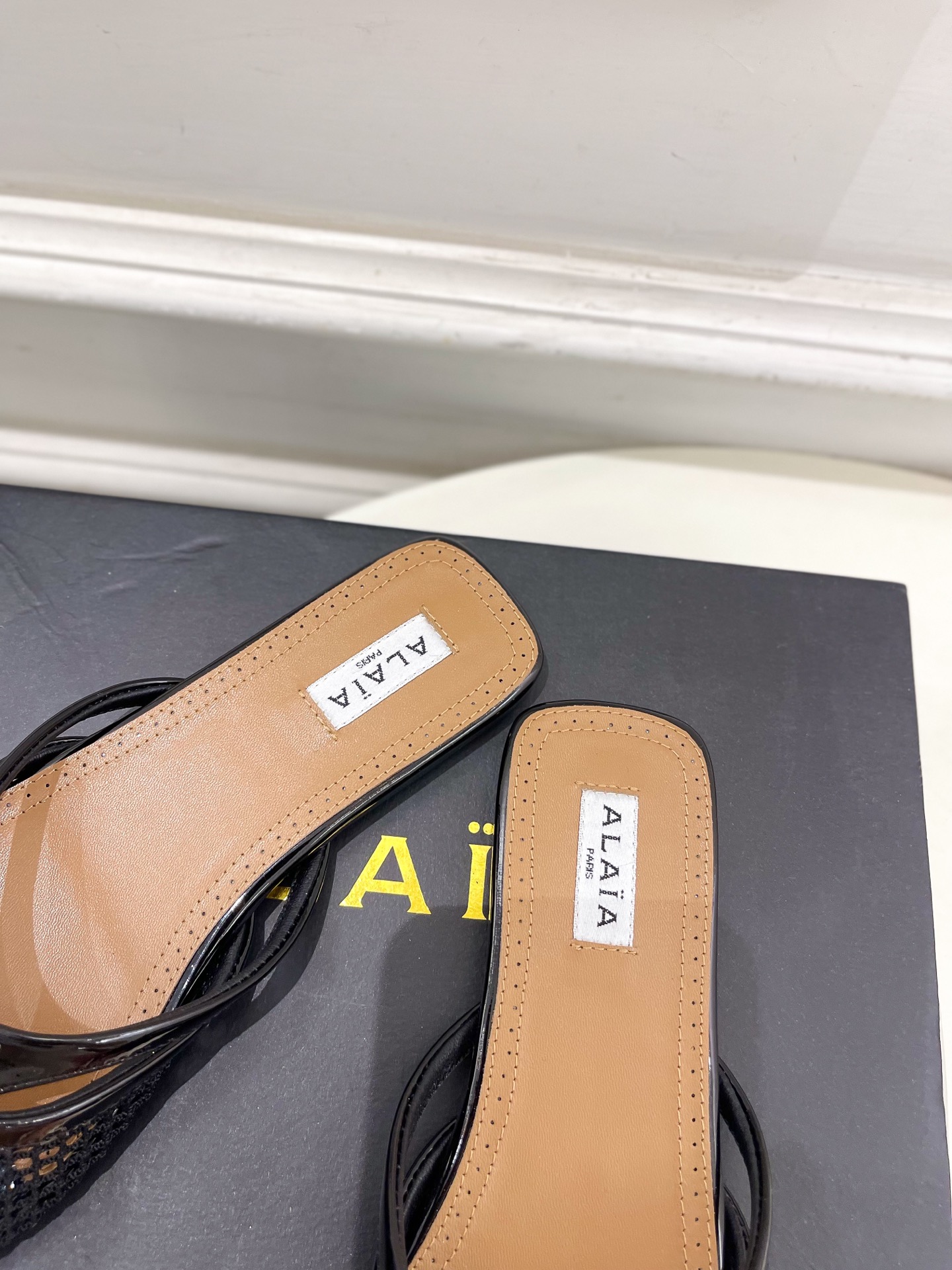 ALAÏA 阿莱亚25SS春夏新品 平底渔网人字拖穆勒鞋
—————————
Alaïa作为这两年最受欢