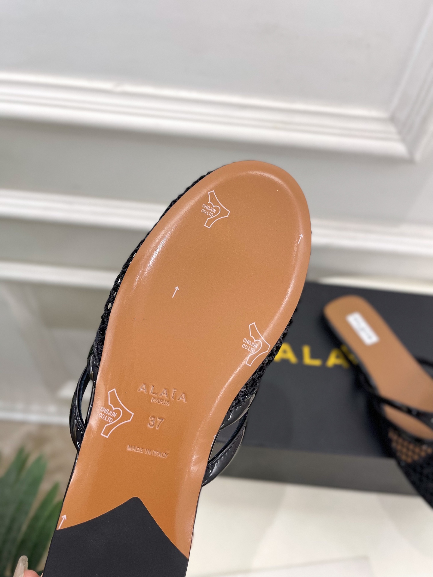 ALAÏA 阿莱亚25SS春夏新品 平底渔网人字拖穆勒鞋
—————————
Alaïa作为这两年最受欢
