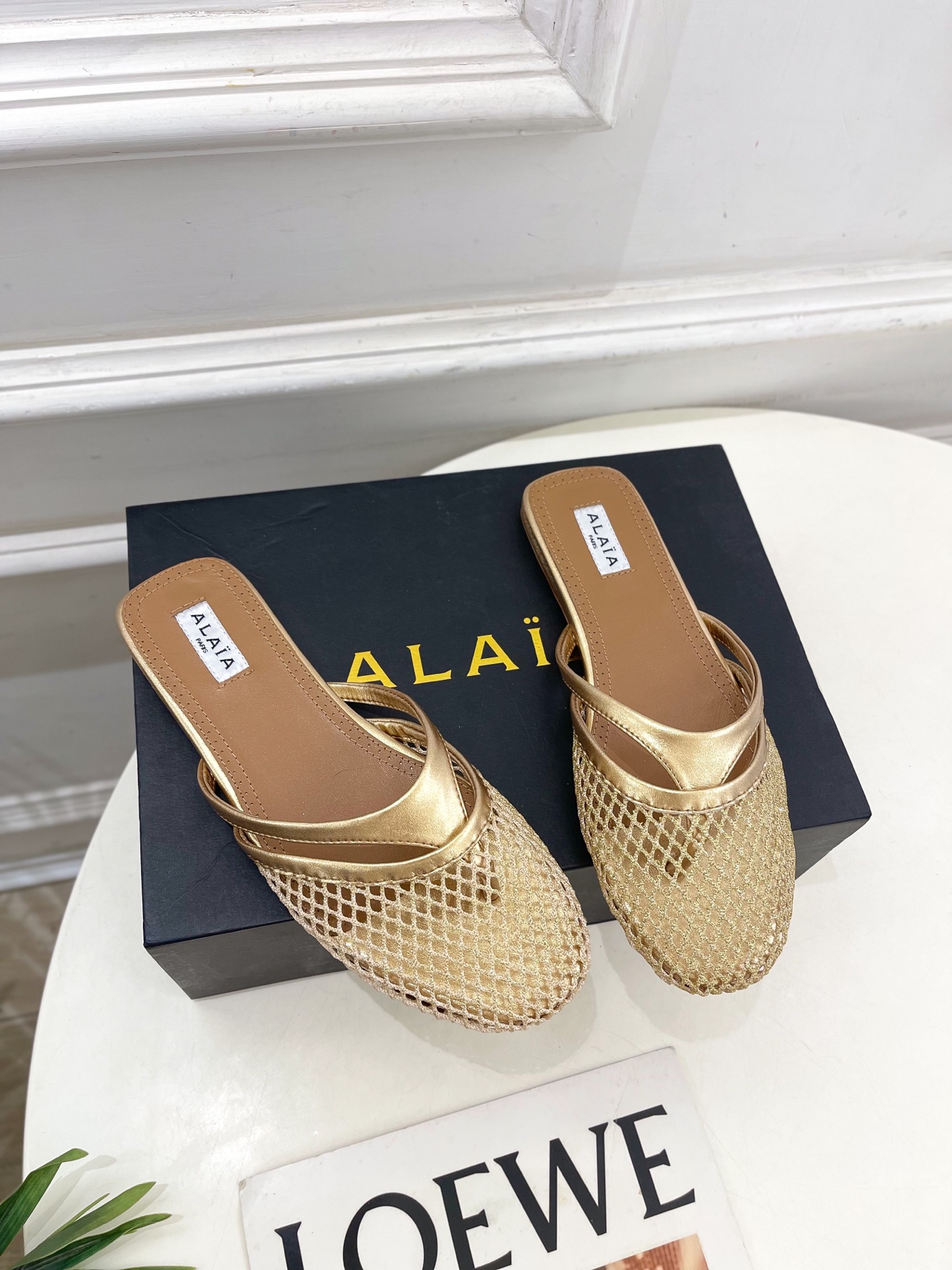 ALAÏA 阿莱亚25SS春夏新品 平底渔网人字拖穆勒鞋
—————————
Alaïa作为这两年最受欢