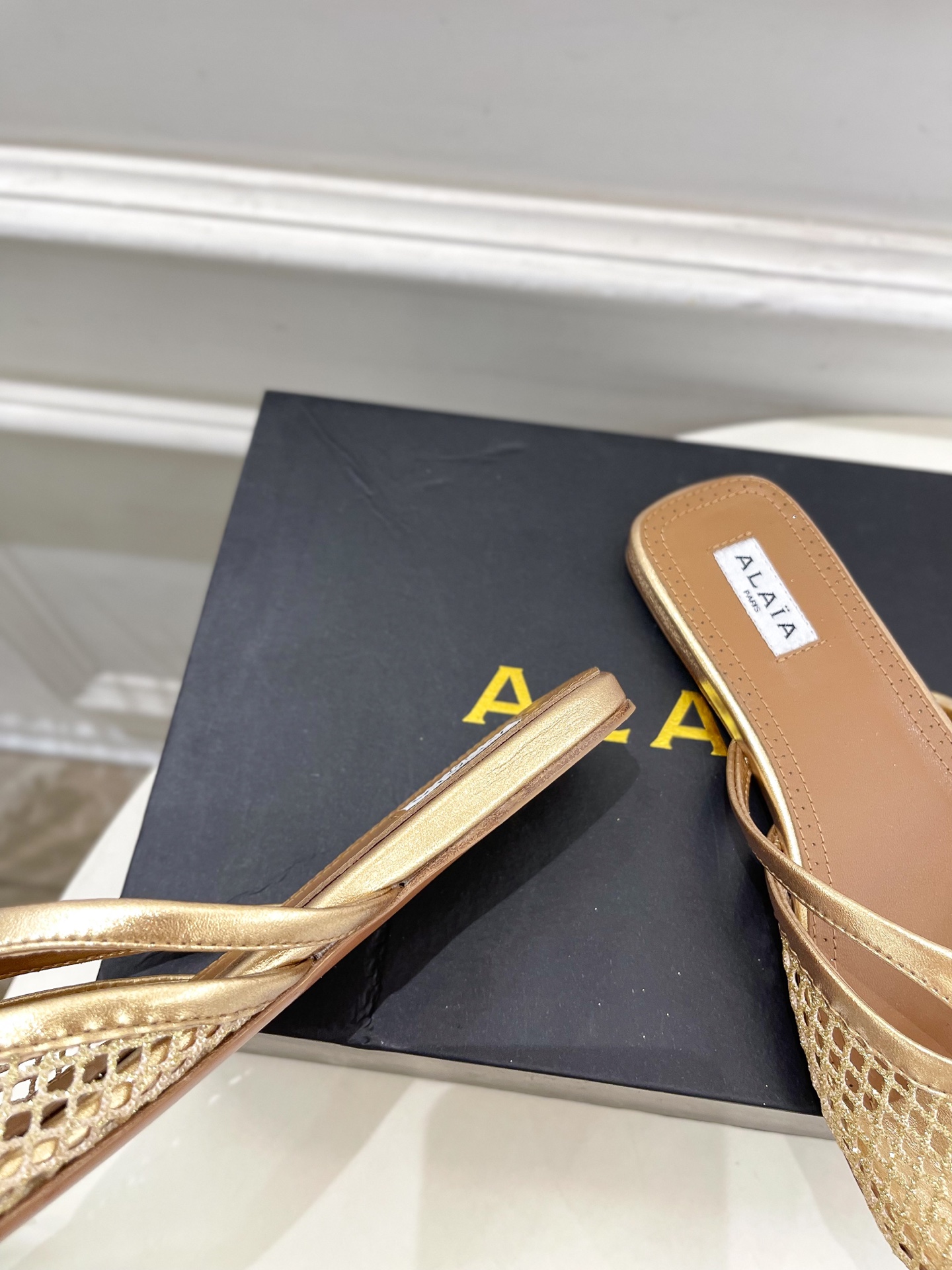 ALAÏA 阿莱亚25SS春夏新品 平底渔网人字拖穆勒鞋
—————————
Alaïa作为这两年最受欢