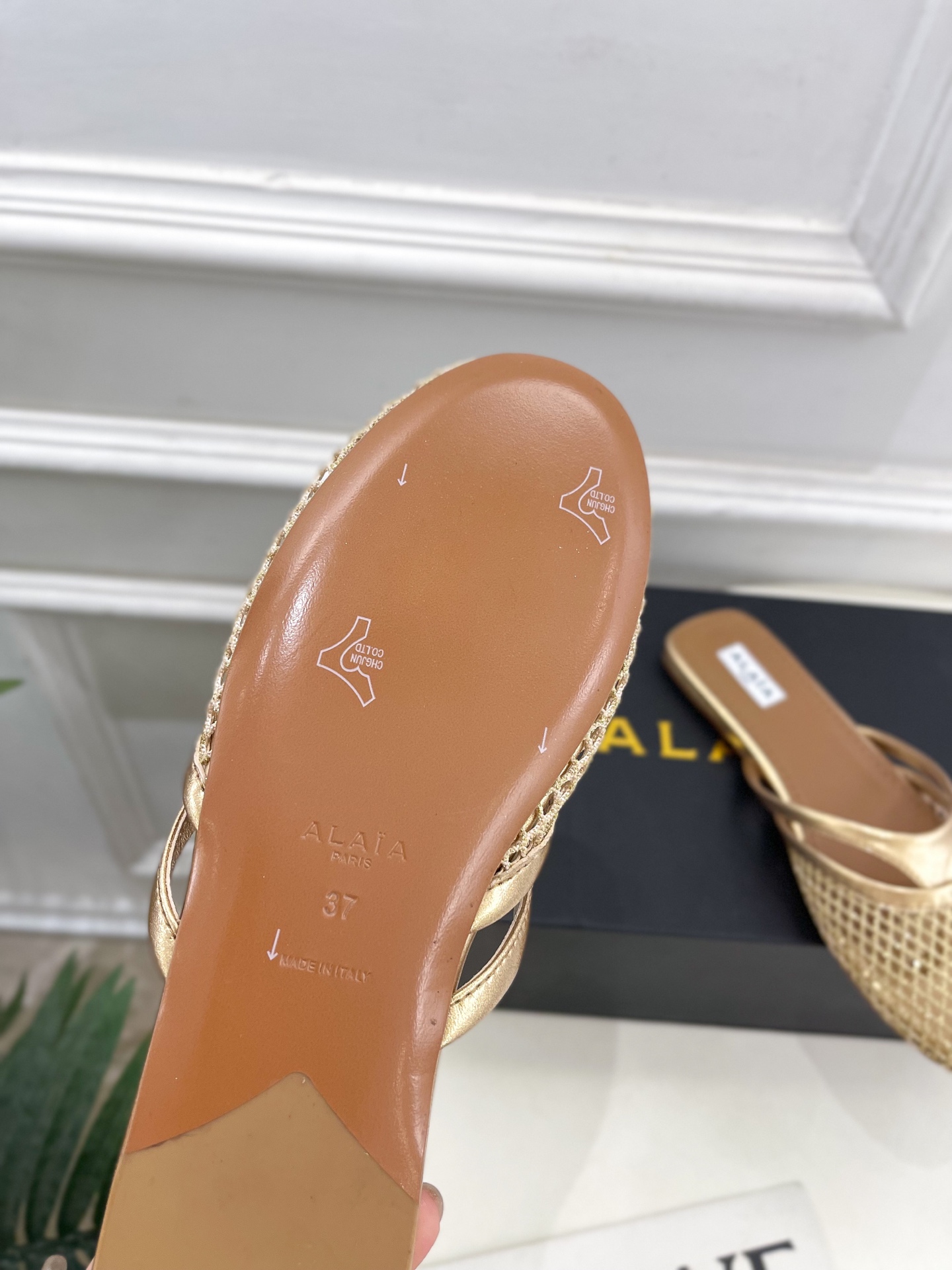 ALAÏA 阿莱亚25SS春夏新品 平底渔网人字拖穆勒鞋
—————————
Alaïa作为这两年最受欢