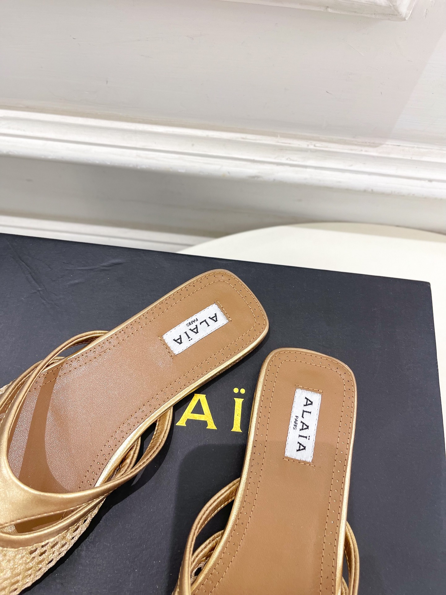 ALAÏA 阿莱亚25SS春夏新品 平底渔网人字拖穆勒鞋
—————————
Alaïa作为这两年最受欢