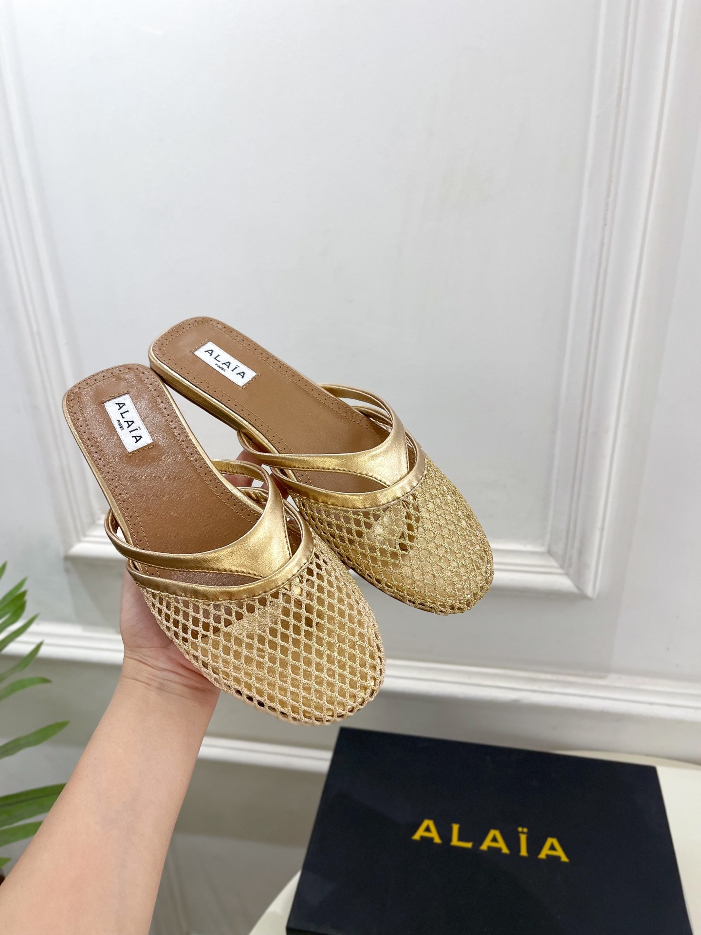 ALAÏA 阿莱亚25SS春夏新品 平底渔网人字拖穆勒鞋
—————————
Alaïa作为这两年最受欢