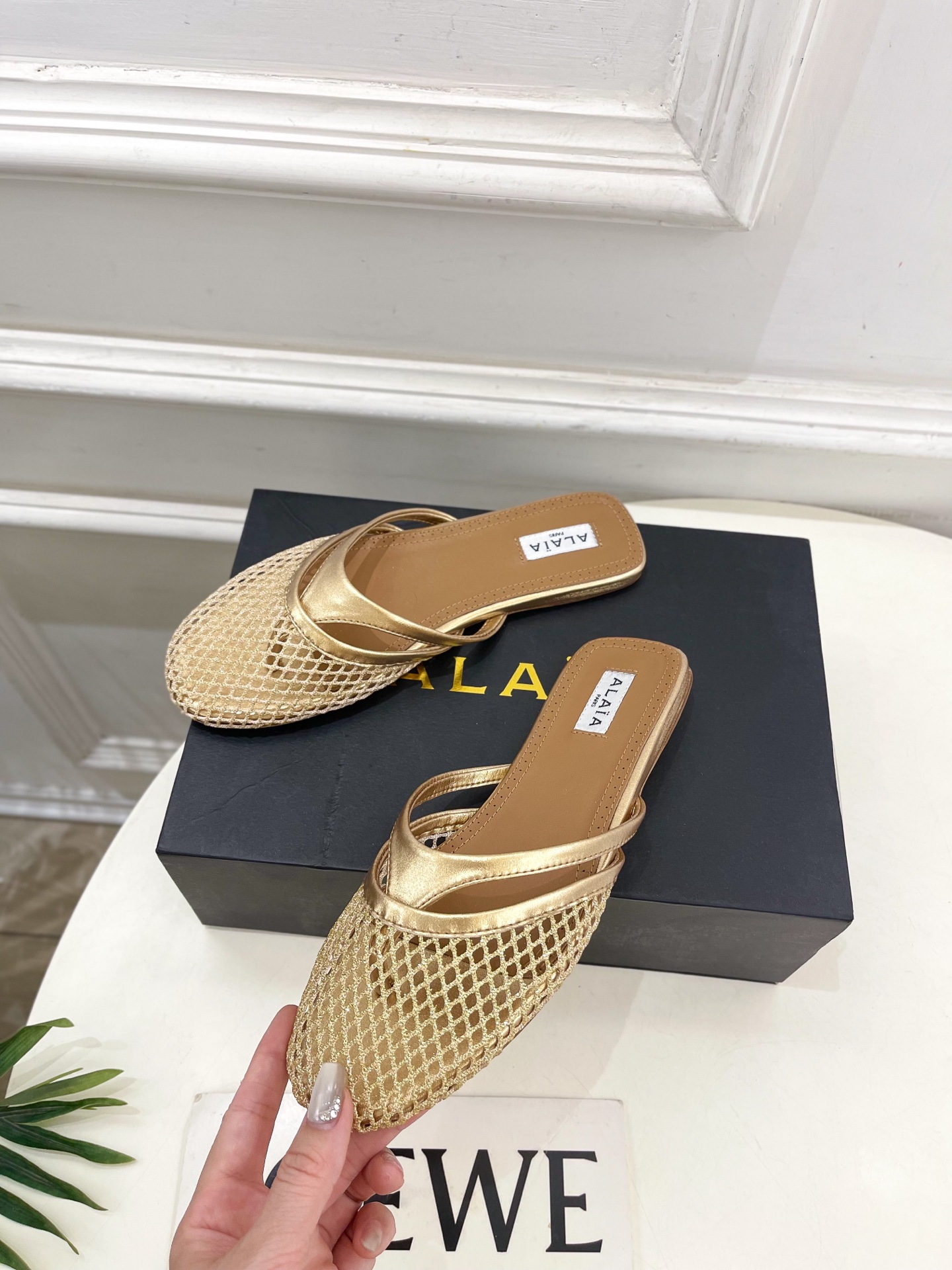 ALAÏA 阿莱亚25SS春夏新品 平底渔网人字拖穆勒鞋
—————————
Alaïa作为这两年最受欢