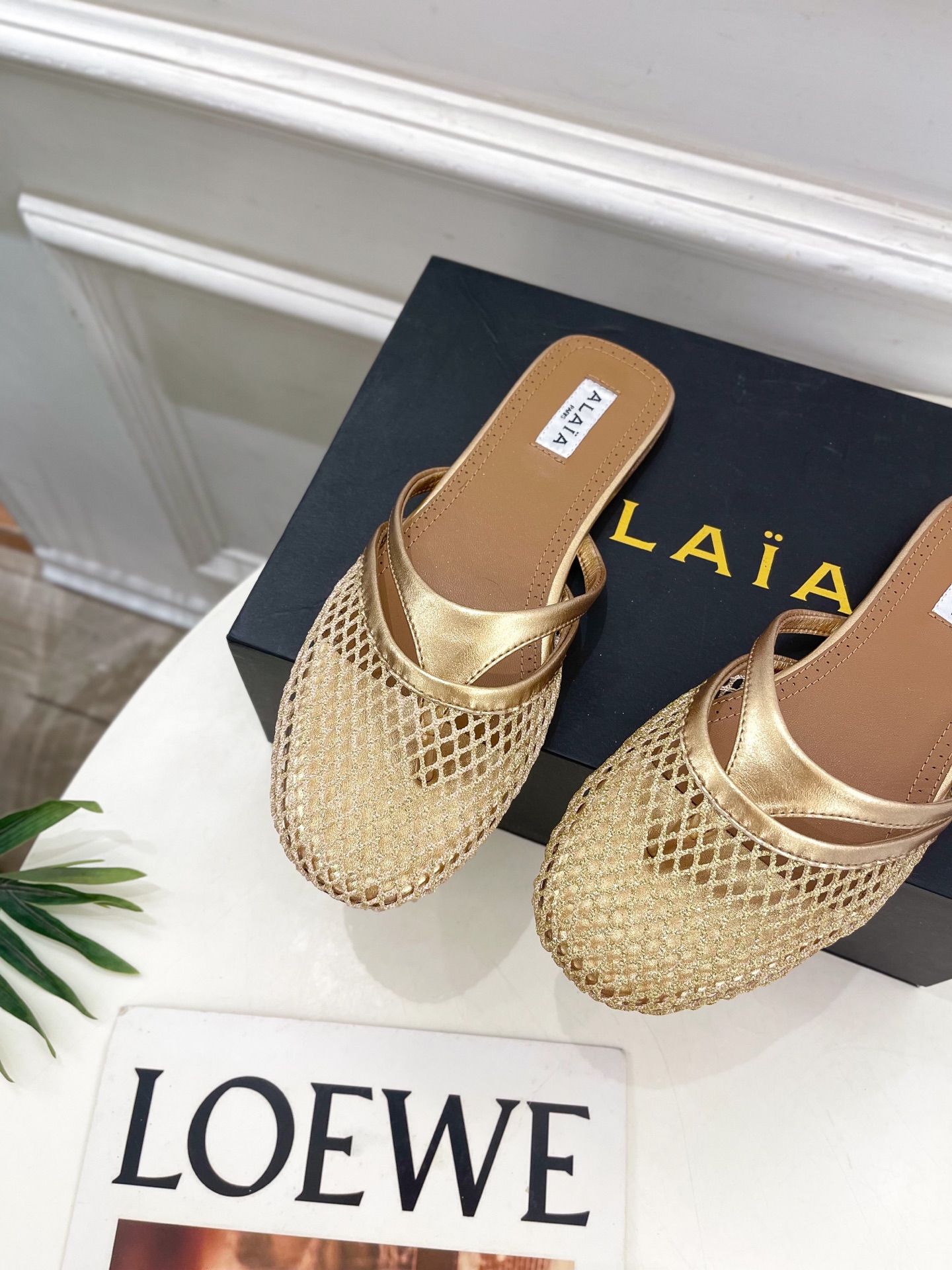 ALAÏA 阿莱亚25SS春夏新品 平底渔网人字拖穆勒鞋
—————————
Alaïa作为这两年最受欢
