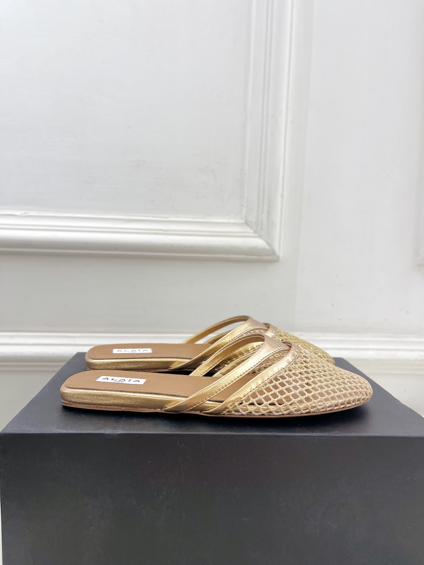ALAÏA 阿莱亚25SS春夏新品 平底渔网人字拖穆勒鞋
—————————
Alaïa作为这两年最受欢
