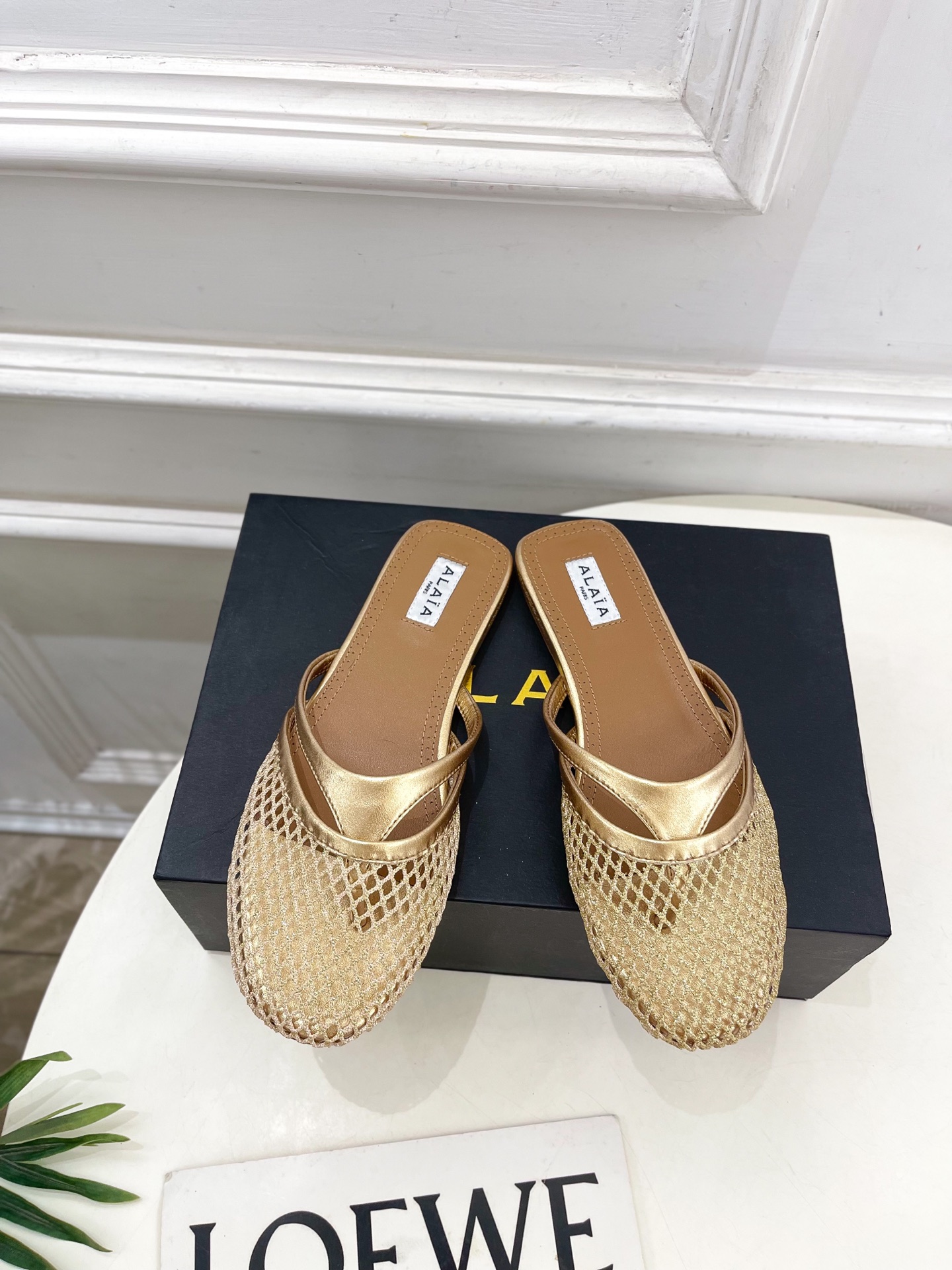 ALAÏA 阿莱亚25SS春夏新品 平底渔网人字拖穆勒鞋
—————————
Alaïa作为这两年最受欢