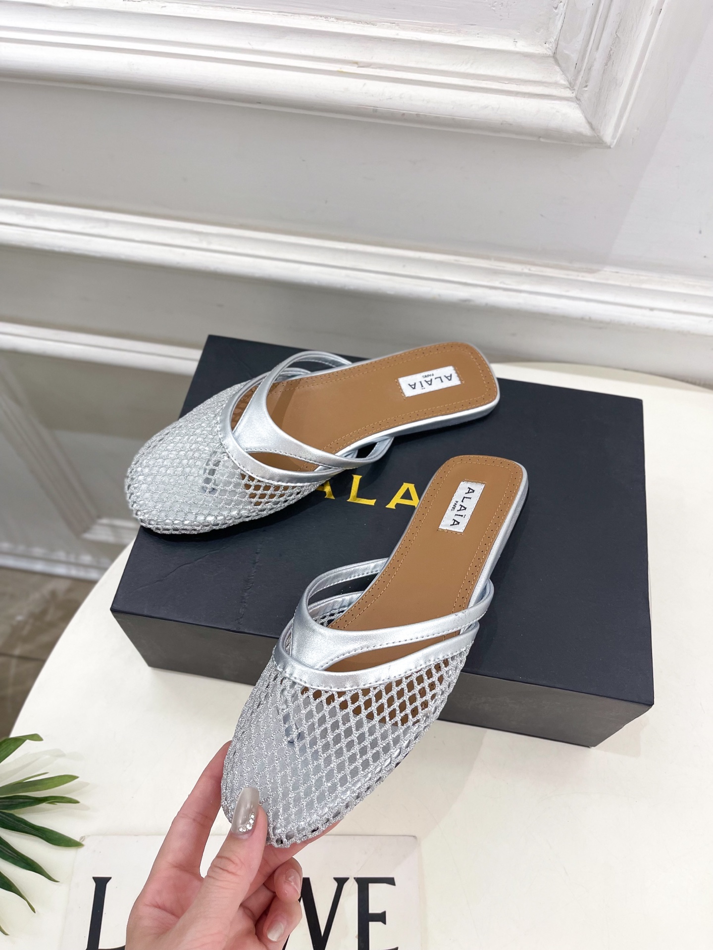 ALAÏA 阿莱亚25SS春夏新品 平底渔网人字拖穆勒鞋
—————————
Alaïa作为这两年最受欢